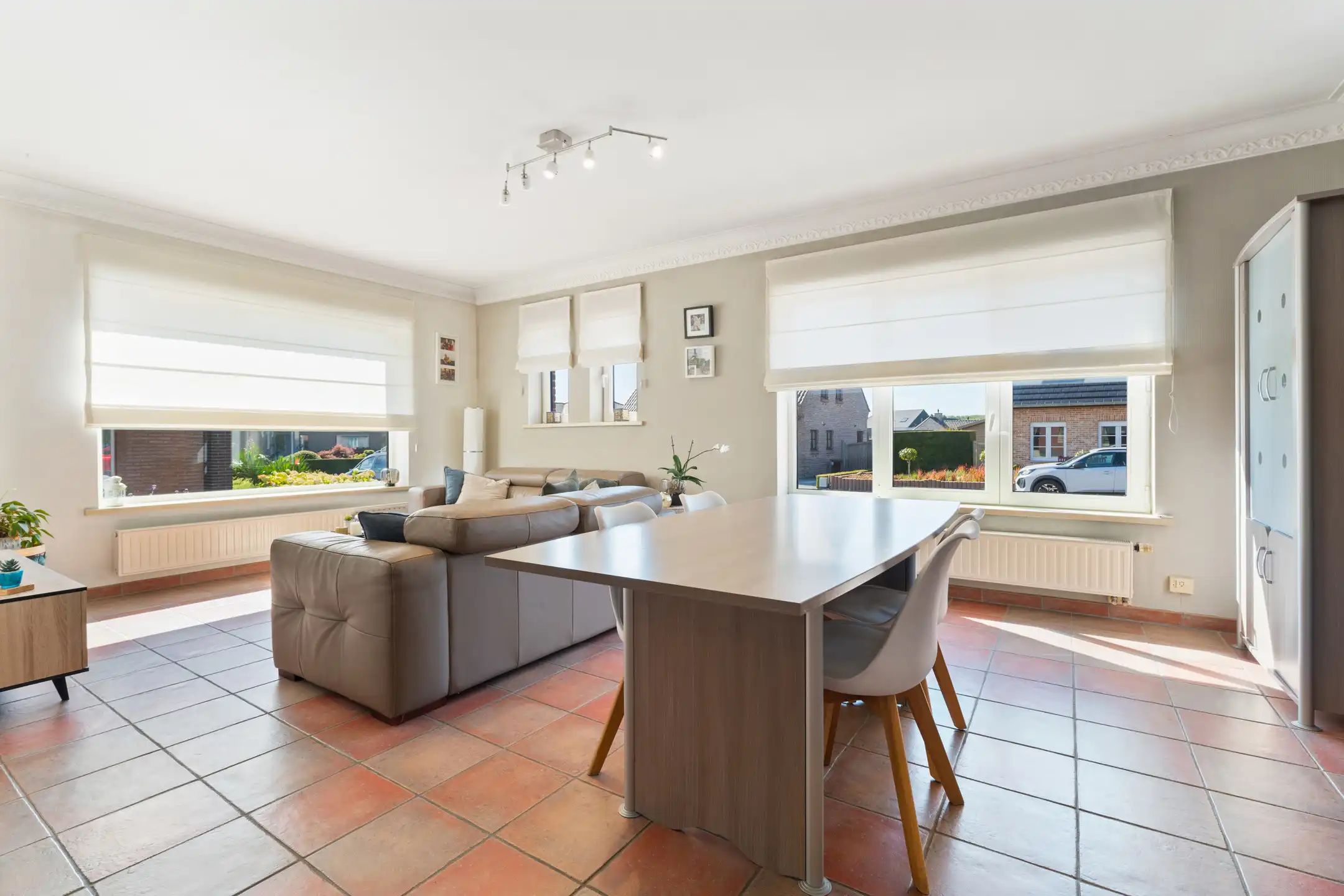 Ruime, deels gerenoveerde 3-gevelwoning met 3 slks en tuin foto 5