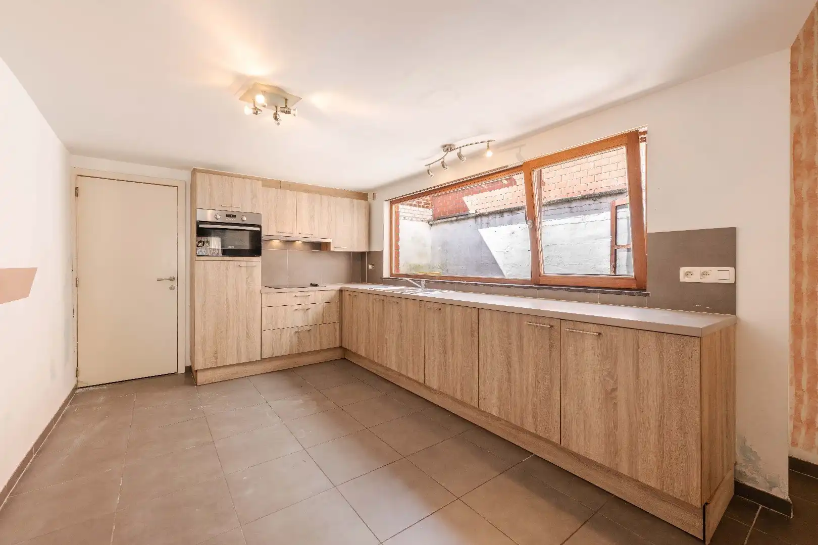 TE RENOVEREN WONING MET TRAL VAN POTENTIEEL IN AARSELE foto 6