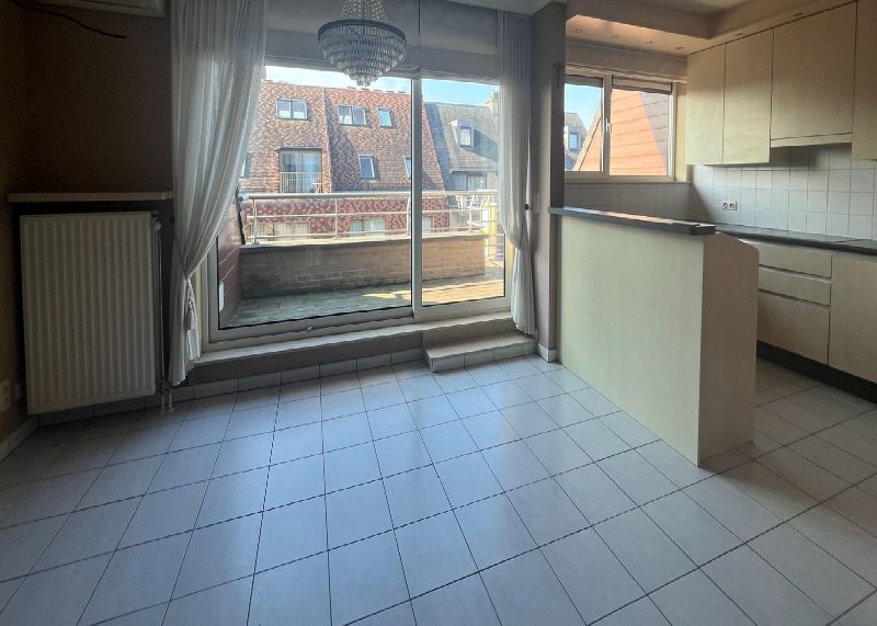 Roeselare-centrum. Lichtrijk 2-slaapkamerappartement in hartje Roeselare met vooraan en achteraan prachtige terrassen. Overal dichtbij en op 4 hoog gelegen ! foto 2