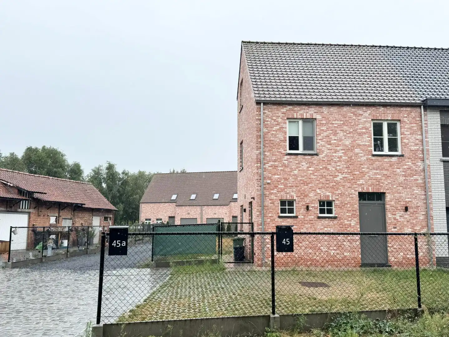 Ruime halfopen nieuwbouwwoning met 3 slaapkamers en tuin foto {{pictureIndex}}