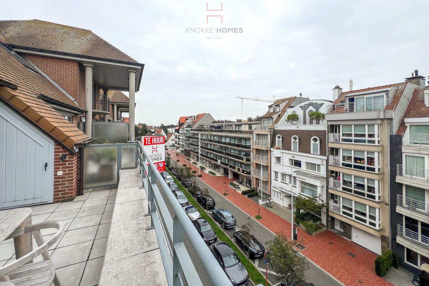 Ruime en gezellig gemeubelde vakantie-duplex met 2 mooie terrassen op de Van Bunnenlaan foto 2