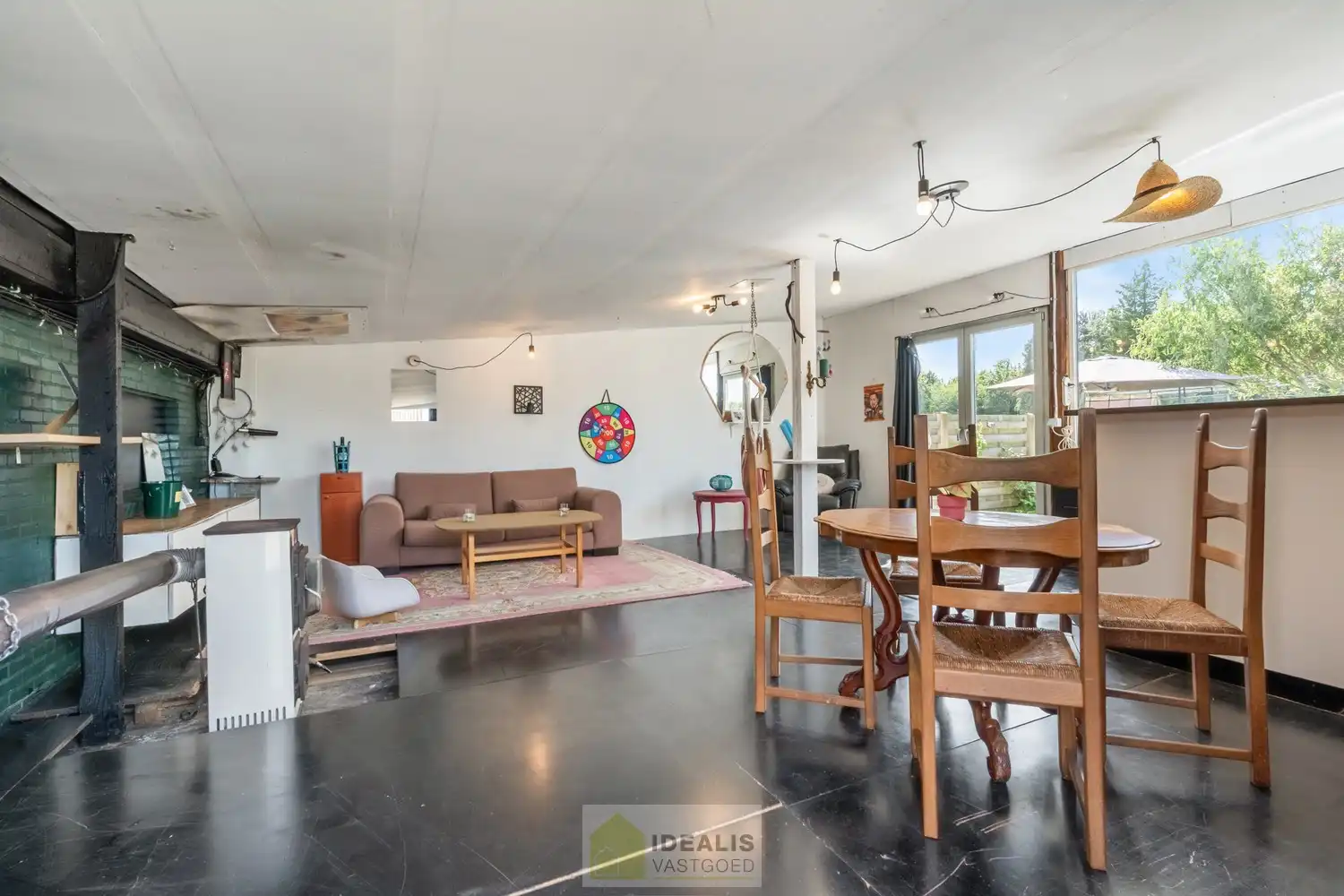 IDEALIS VASTGOED – EENGEZINSWONING MET EEN KNAPPE LEEFRUIMTE MET OPEN HAARD EN AANSLUITEND OPEN MODERNE KEUKEN, EEN HEERLIJKE VERANDA, MOGELIJKHEID TOT 4 SLAAPKAMERS, 2 BADKAMERS, 2 GARAGES EN EEN RUIM WERKHUIS MOMENTEEL INGERICHT ALS LOUNGERUIMTE, VOLLEDIG AANGELEGD MET EEN KNAPPE TUIN OP EEN PERCEEL VAN 8A 65CA! Deze ruime gezinswoning omvat +- 204m² netto bewoonbare oppervlakte met een aangename woonkamer bestaande uit zit-en eetgedeelte, een open moderne keuken, veranda, mogelijkheid tot 4 slaapkamers en 2 badkamers. Momenteel is de woning ingericht als 2 aparte woongelegenheden. Tevens beschikt de woning over een apart garagegebouw bestaande uit 2 garages met achterliggend een werkhuis momenteel ingericht als loungeruimte. Een unieke kans voor kandidaten op zoek naar een ééngezinswoning voorzien van alle faciliteiten op een fijne locatie tussen de centra van Oudsbergen, Bocholt, Bree en Peer! De huidige eigenaar heeft reeds een nieuw dak aangekocht. Dit wordt geplaatst voor de... foto 32