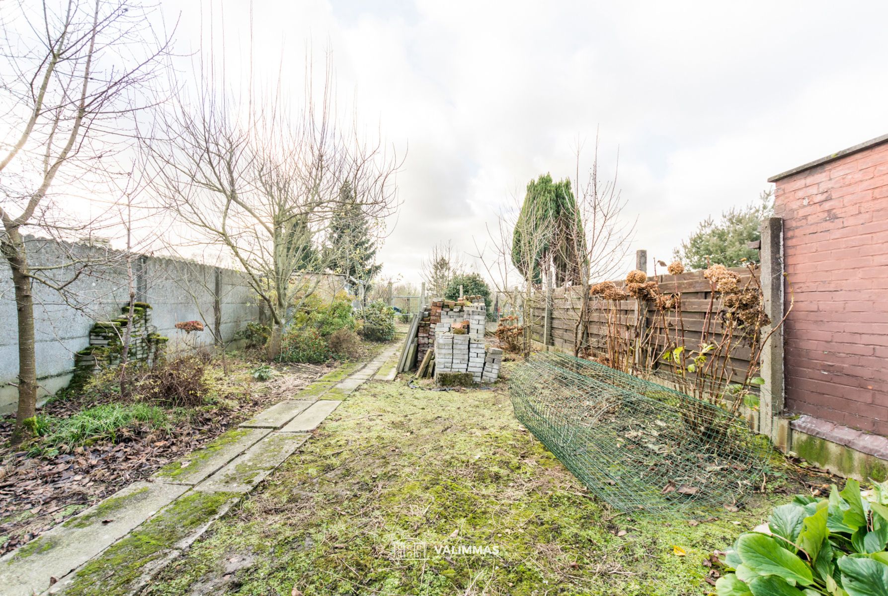 Centrum: op te knappen driegevelwoning met grote tuin... foto 5