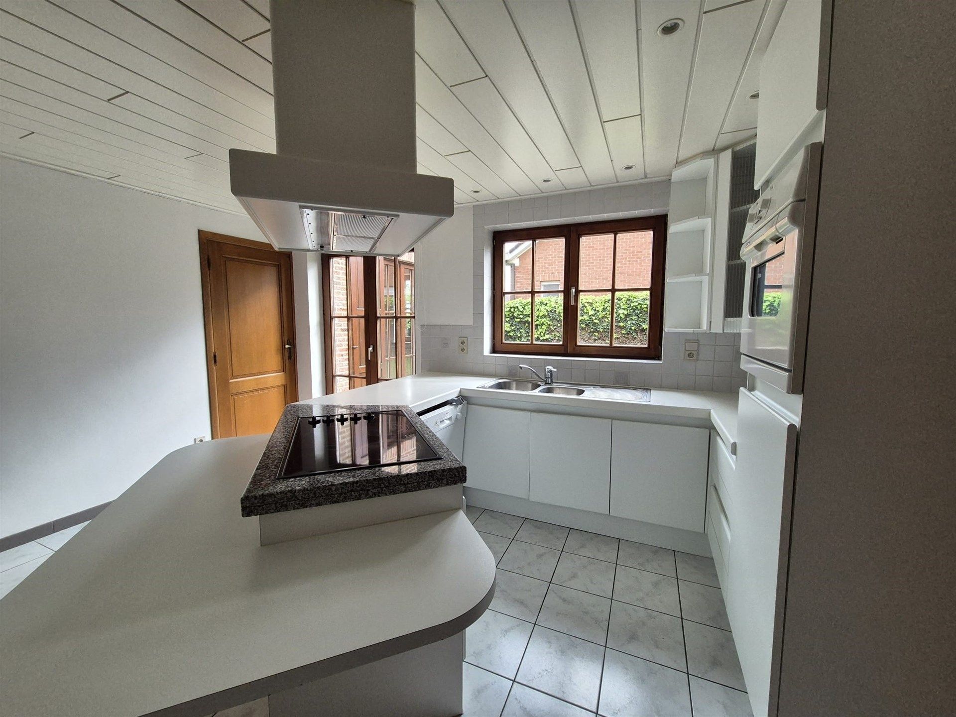 Charmante open bebouwing met tuin en dubbele garage. foto 9