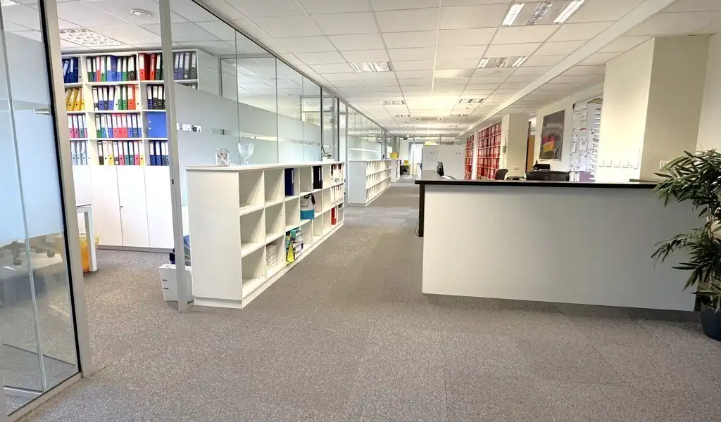 Ingedeelde kantoorruimte met visibiliteit te huur in Sint-Martens-Latem foto 3