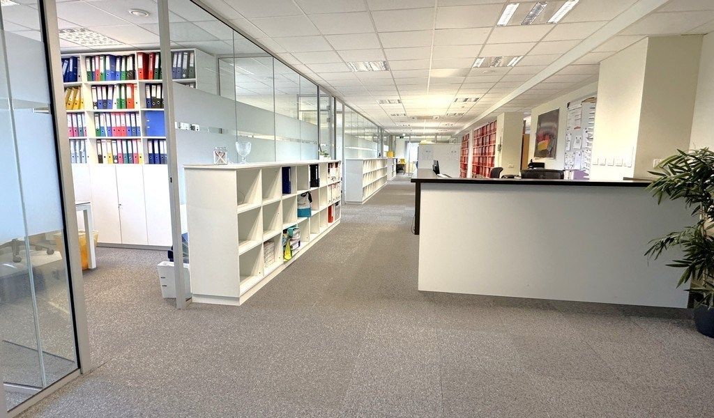 Ingedeelde kantoorruimte met visibiliteit te huur in Sint-Martens-Latem foto 3