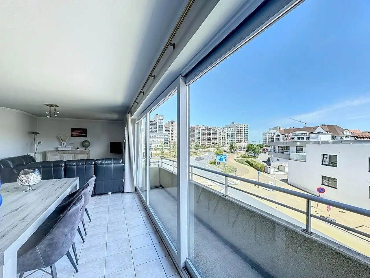 Ruim en functioneel appartement met drie slaapkamers vlakbij het Vissershuldeplein te Heist foto {{pictureIndex}}