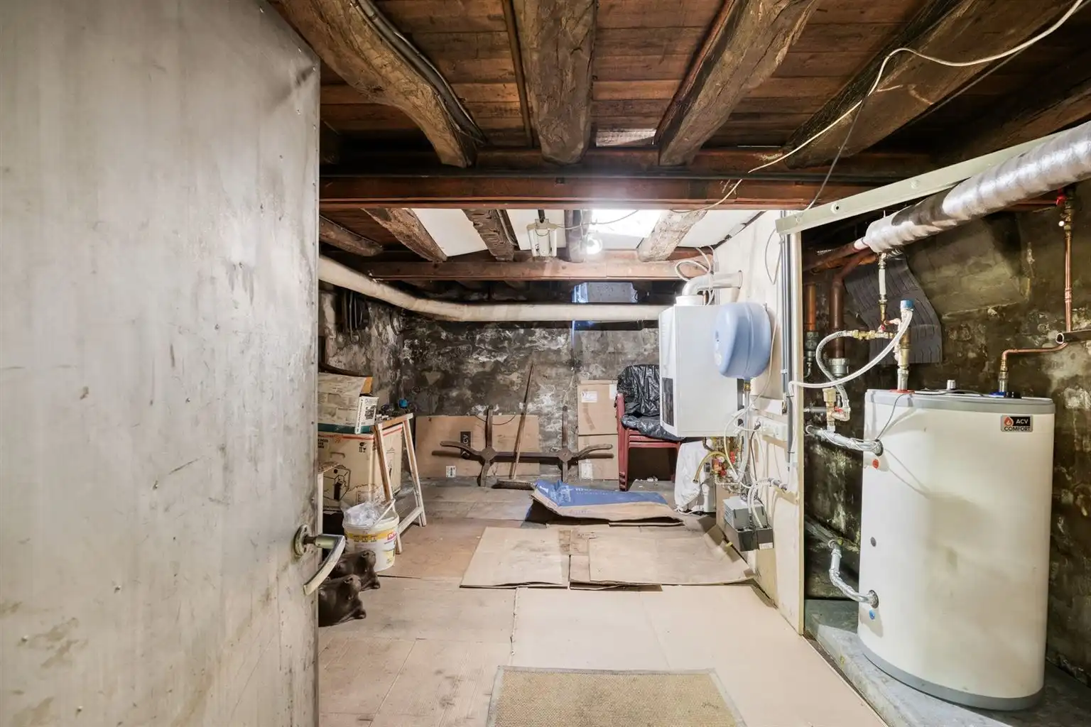 Prachtige karaktervolle stadswoning voorzien van 6 slaapkamers, ruime buitenkoer en vrijstaande garage in het centrum van Maaseik.  foto 30