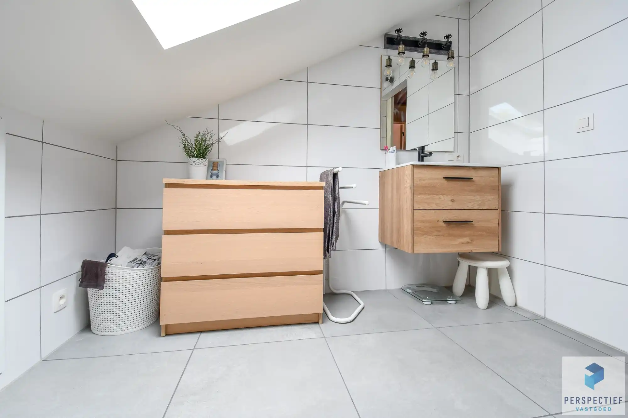 Ruime en energiezuinig gerenoveerde halfopen bebouwing met 5 slaapkamers, garage en zonnige tuin foto 22
