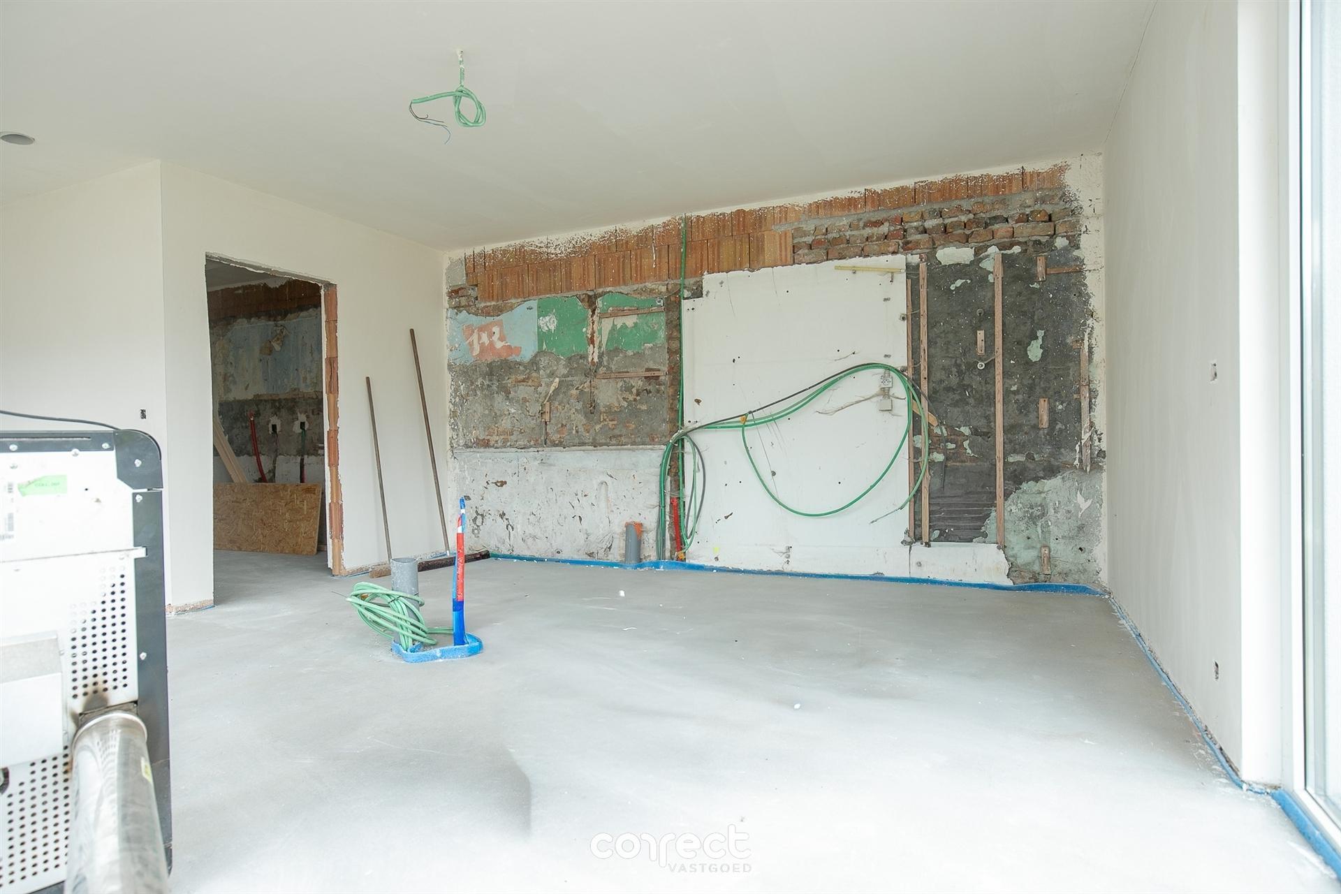 Casco woning met oprit, dubbele garage, op een groot perceel met nog zelf te bepalen afwerking. foto 3