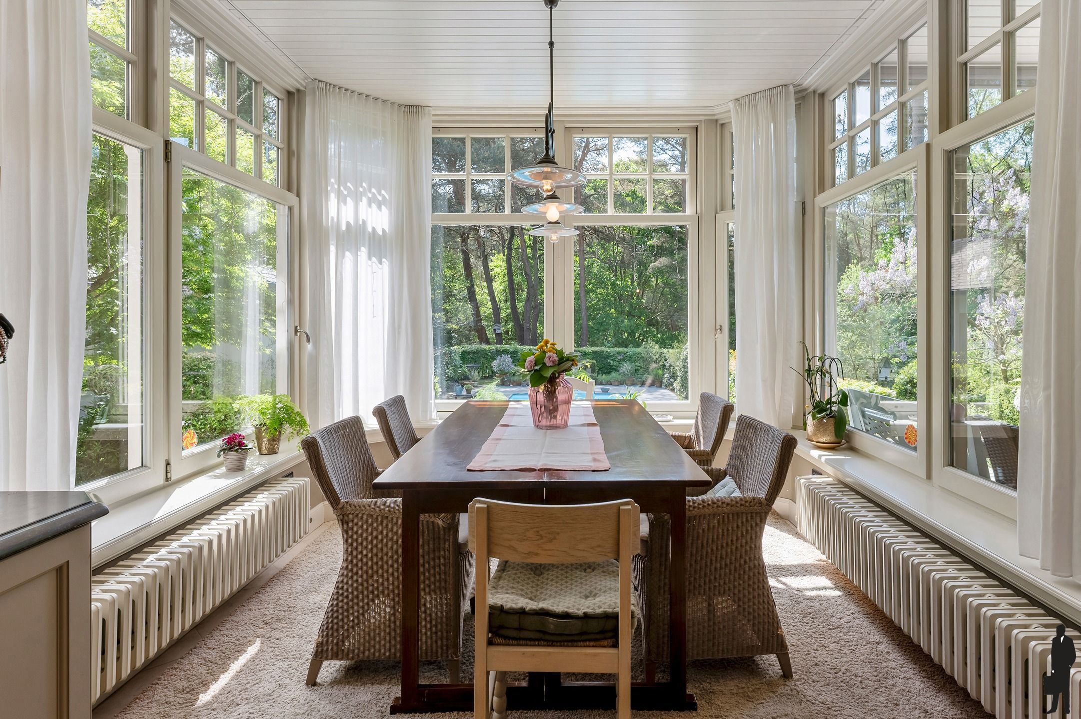 Exclusieve en uniek gelegen Engelse cottagevilla met orangerie, zwembad en aanpalende bouwgrond op ca. 1,9 ha in bosrijke omgeving. foto 4