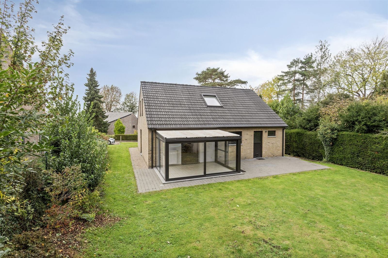 Woning gelegen in een doodlopende straat met 3 slaapkamers te Beersel  foto 2