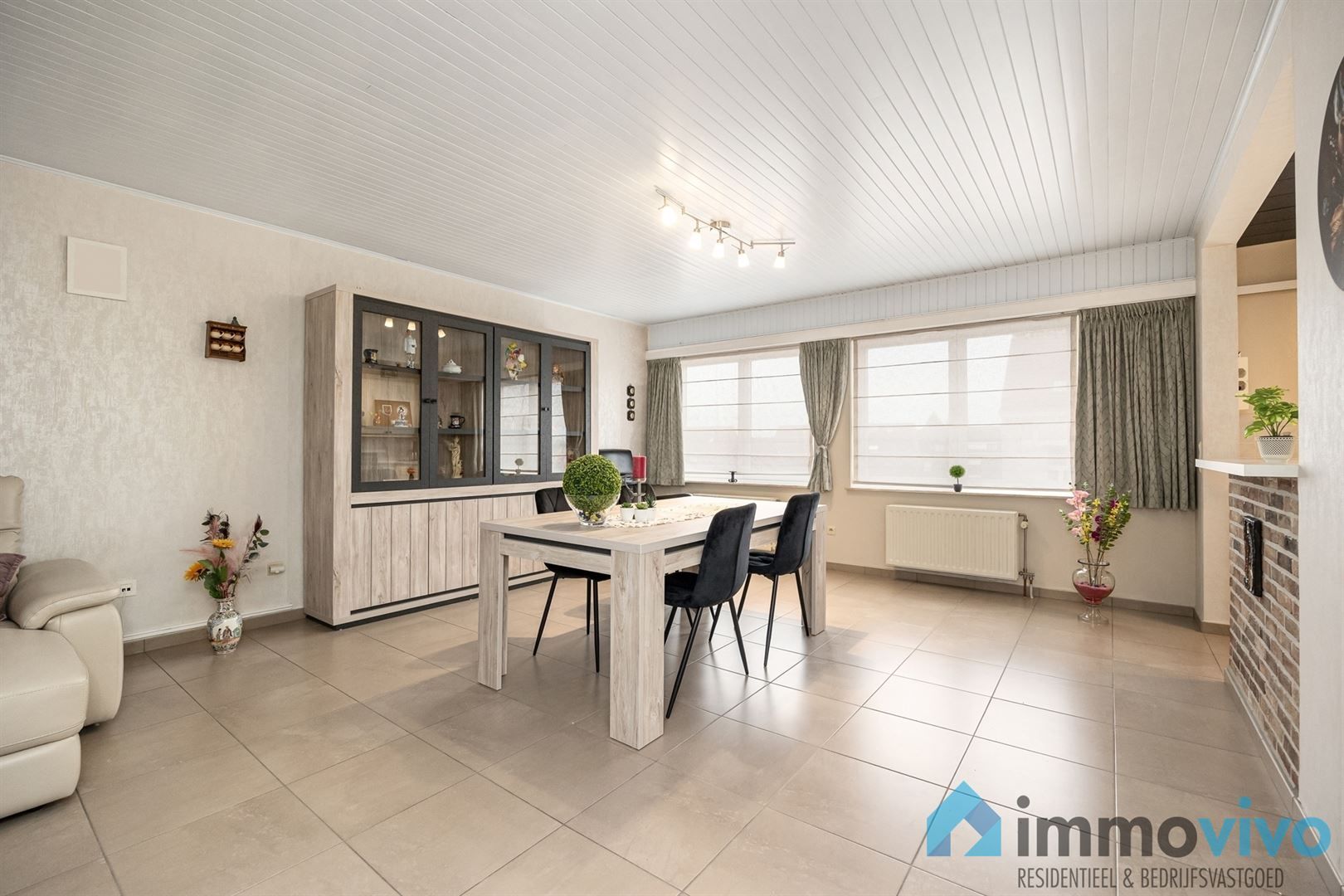 Ruim appartement met 2 slaapkamers en terras. foto 4