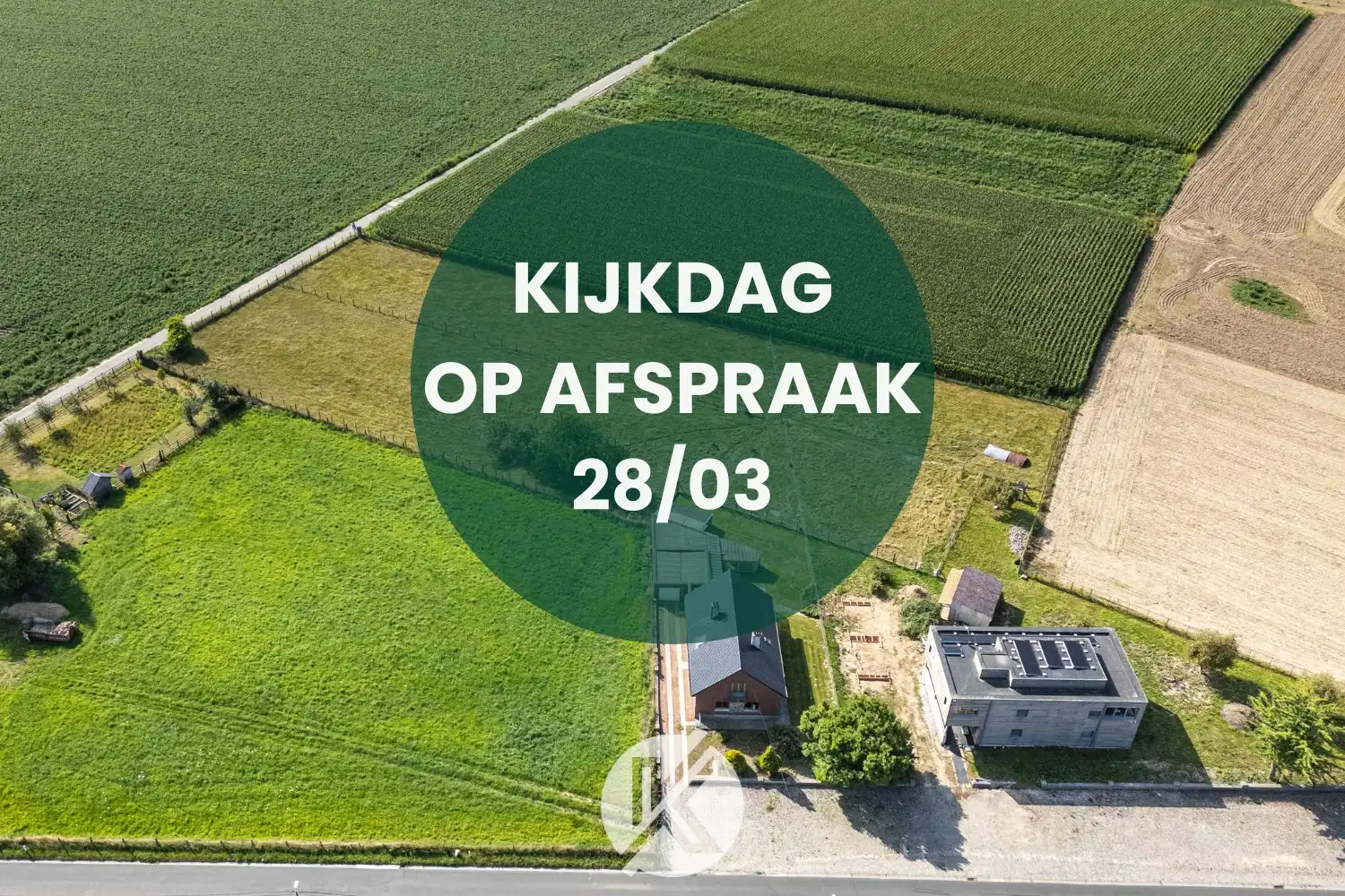 Robuuste woning met omliggende weides foto {{pictureIndex}}