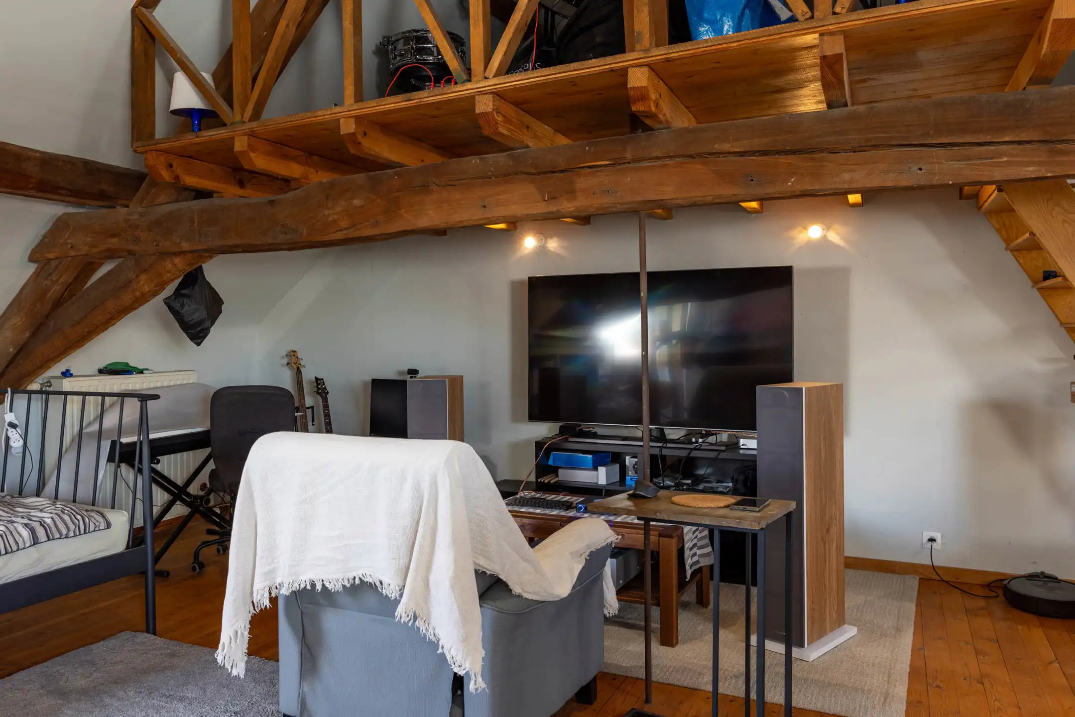 Charmant loft-appartement met mezzanine en terras foto 4