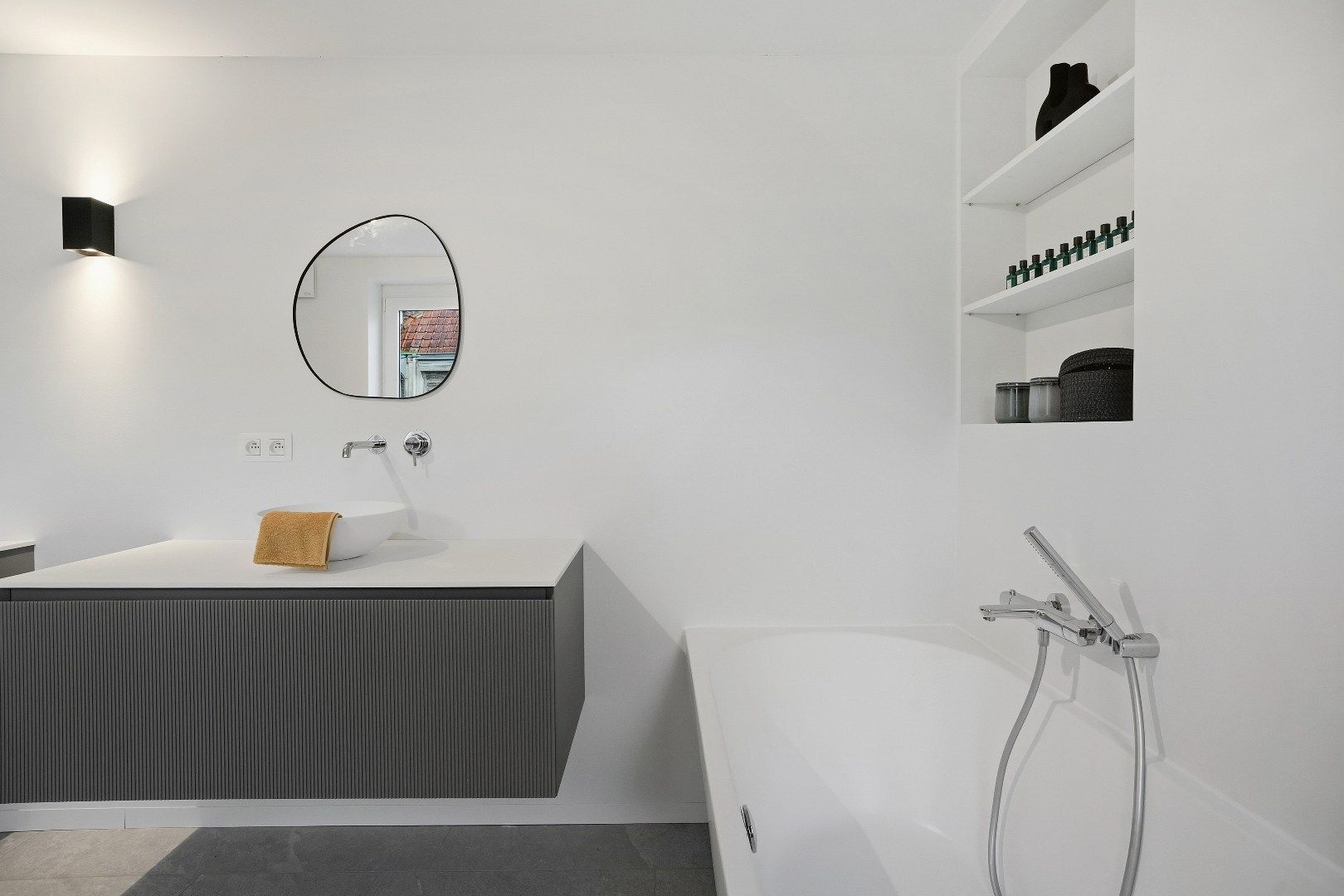 Grote woning, voorzien van vier kamers, twee badkamers, een uitweg,... foto 15