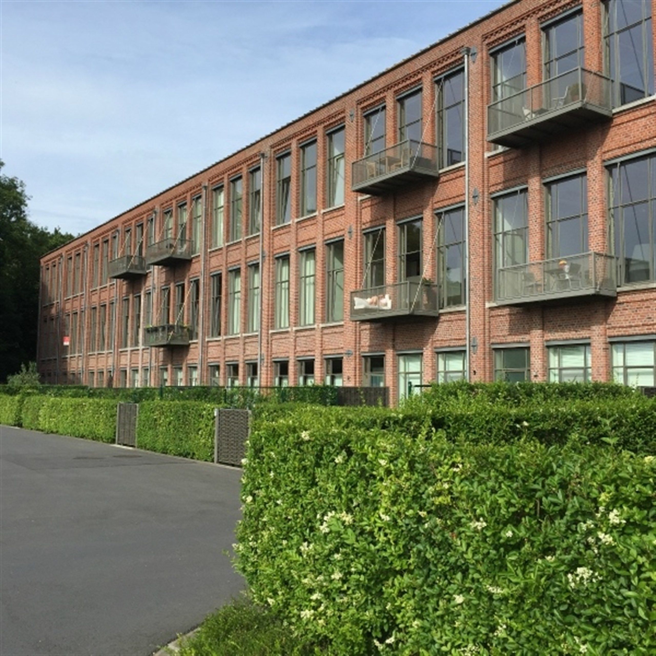 Verrassende, heldere loft met plafondhoogten van 6 m! foto {{pictureIndex}}