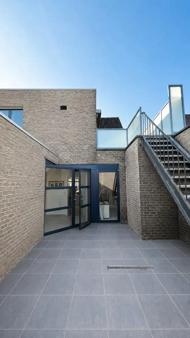 Grote eigendom op centrale ligging met 2 bijgebouwen, terrassen en veel binnenruimte foto 7