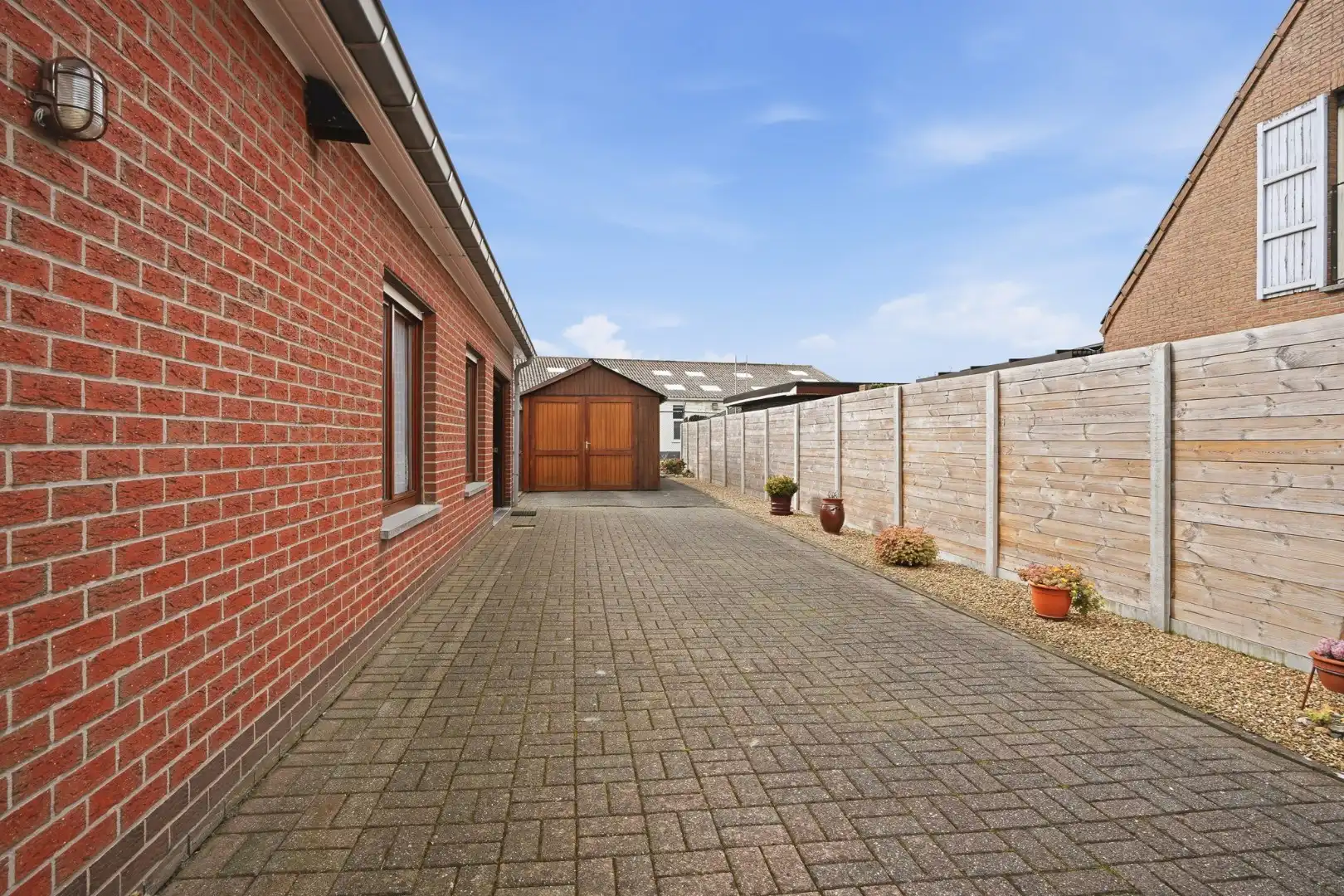 Alleenstaande bungalow met garage en tuin  op 684 m² foto 17