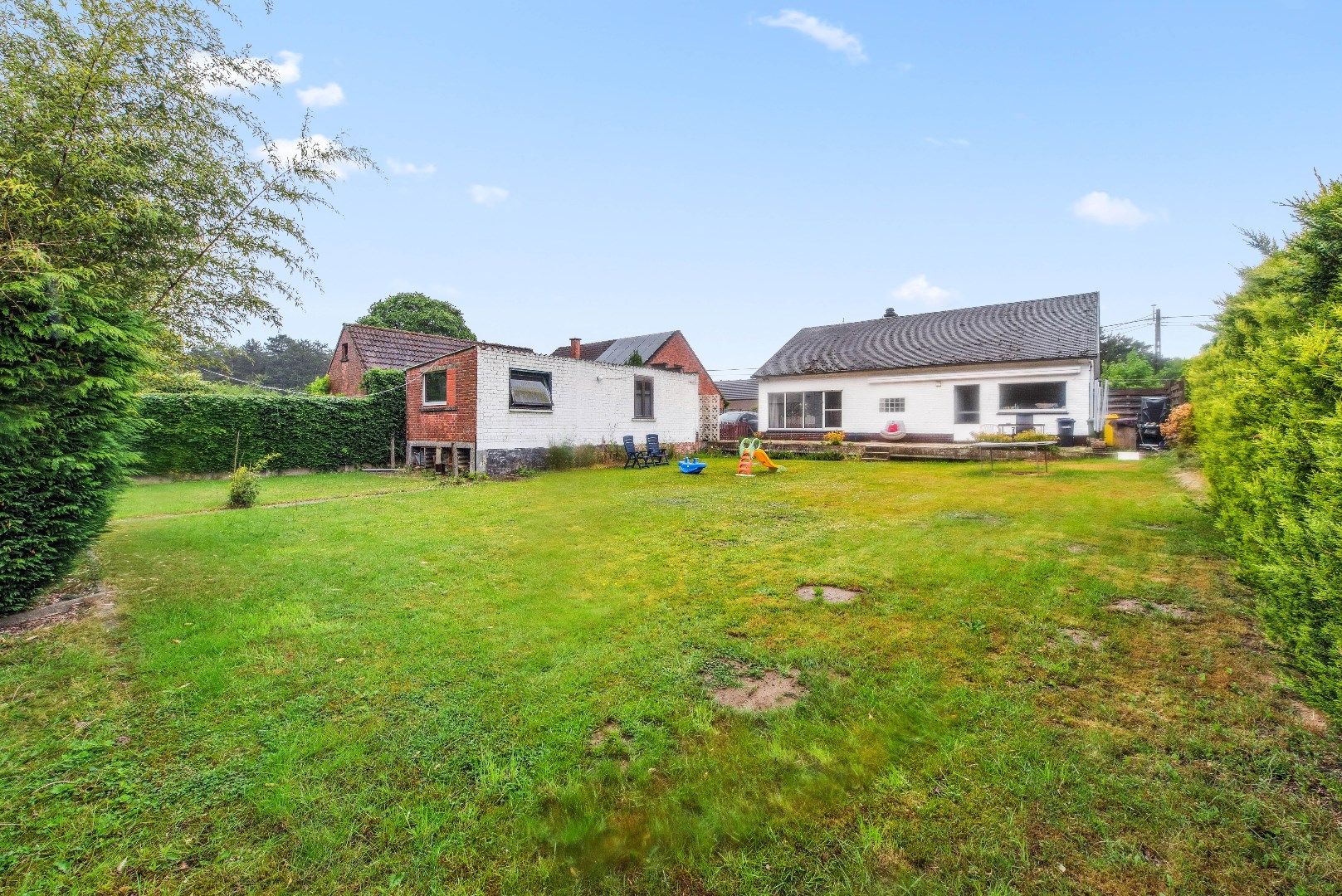 Alleenstaande woning op 14a 42ca met 3 grote slpks en garage foto 3