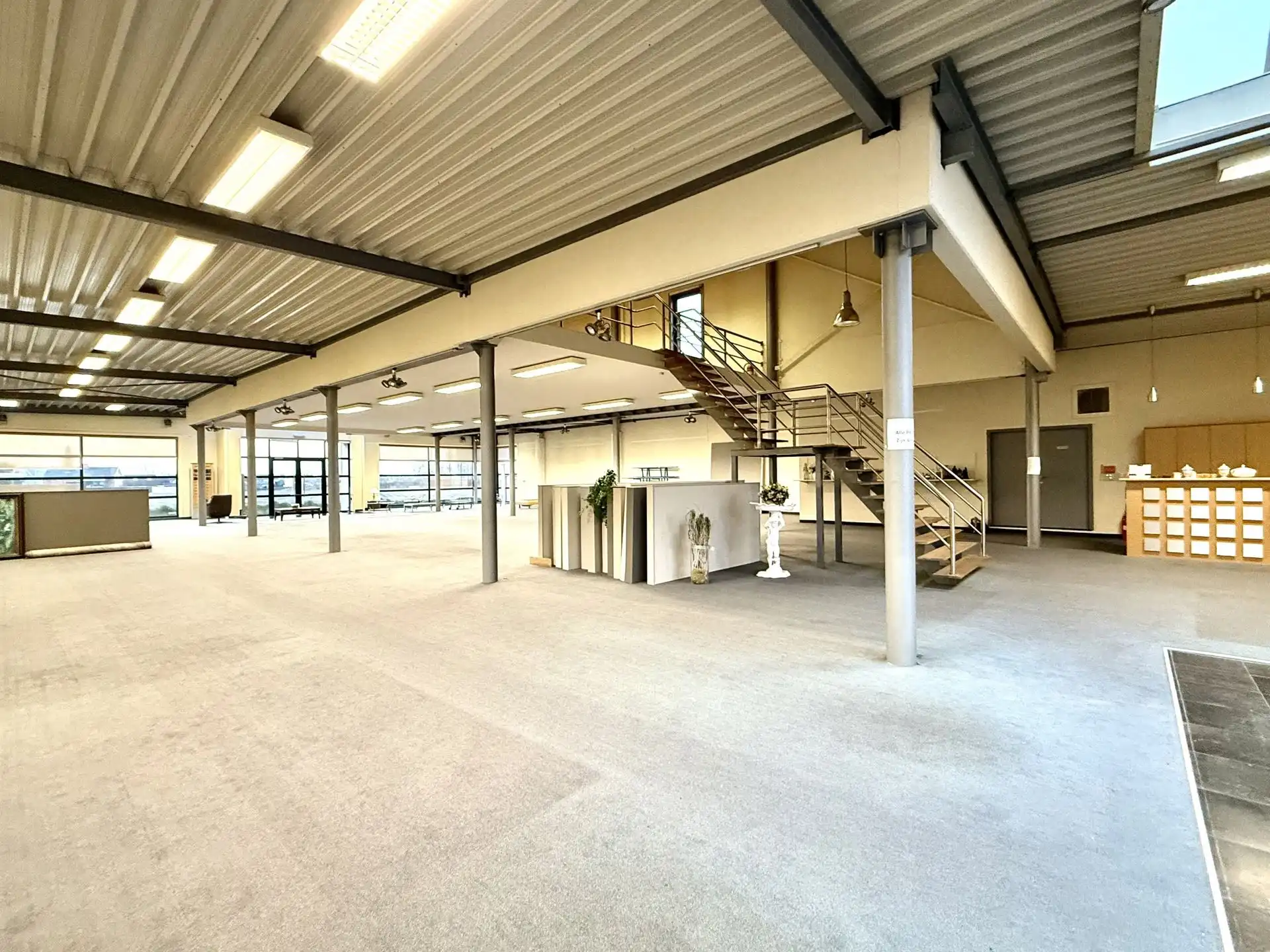 TOPgelegen commerciële hoek (showroom en atelier) met parking! foto 8