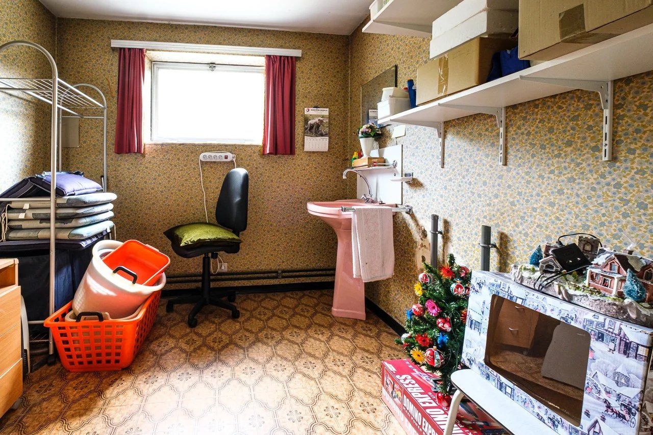 Ruime, op te knappen villa met handelsruimte foto 30