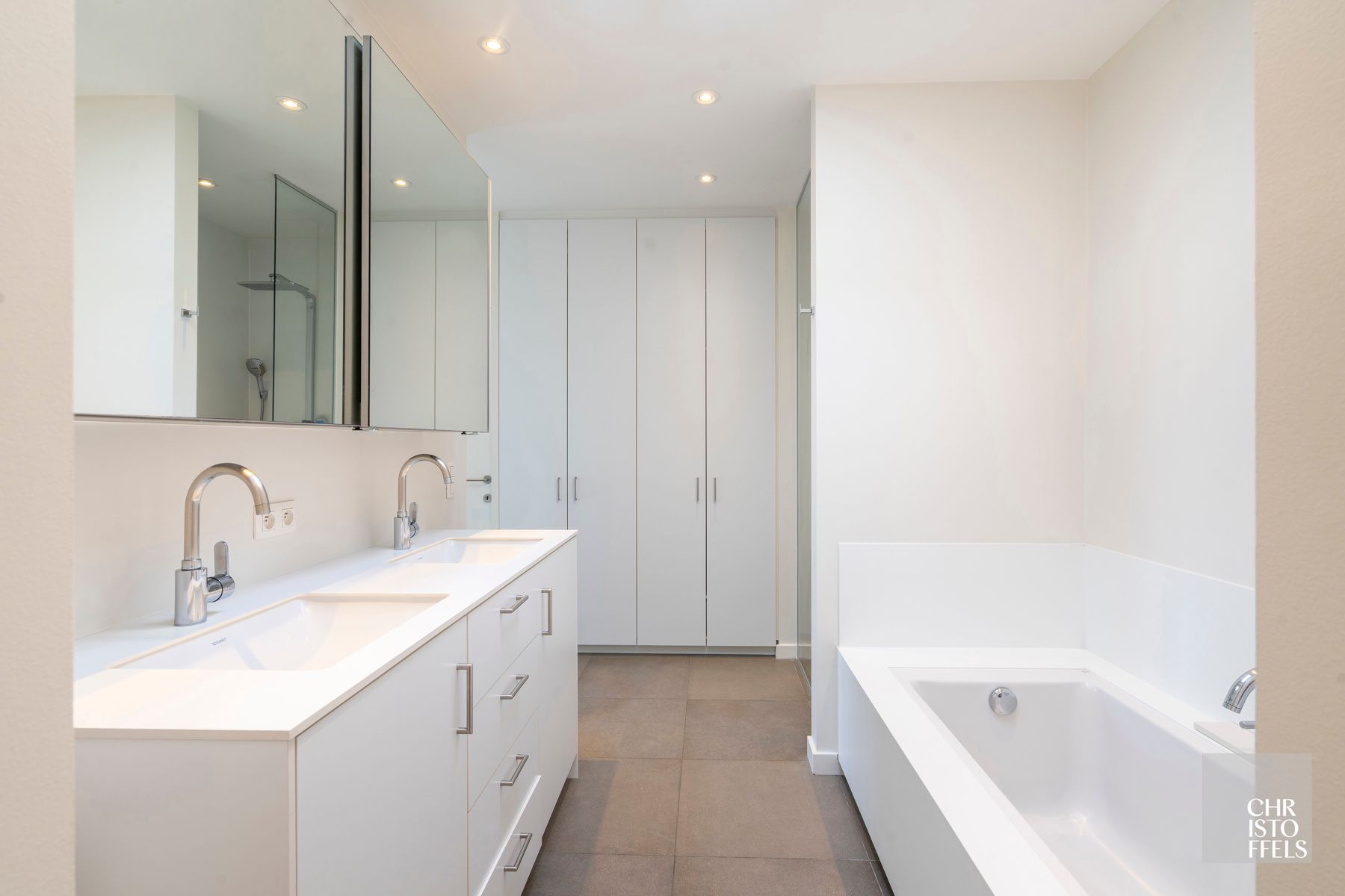 Luxe Penthouse met panoramische glaspartijen en 96m² terrassen in Parkresidentie Oud-Rekem foto 18