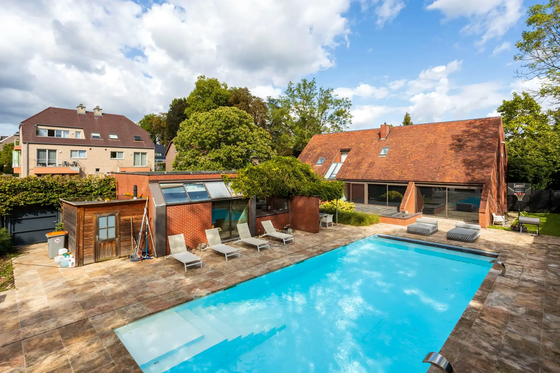 Hoofdfoto van de publicatie: VILLA MET ZWEMBAD EN PRAKTIJKRUIMTE OP 17A65CA NABIJ CENTRUM BILZEN.