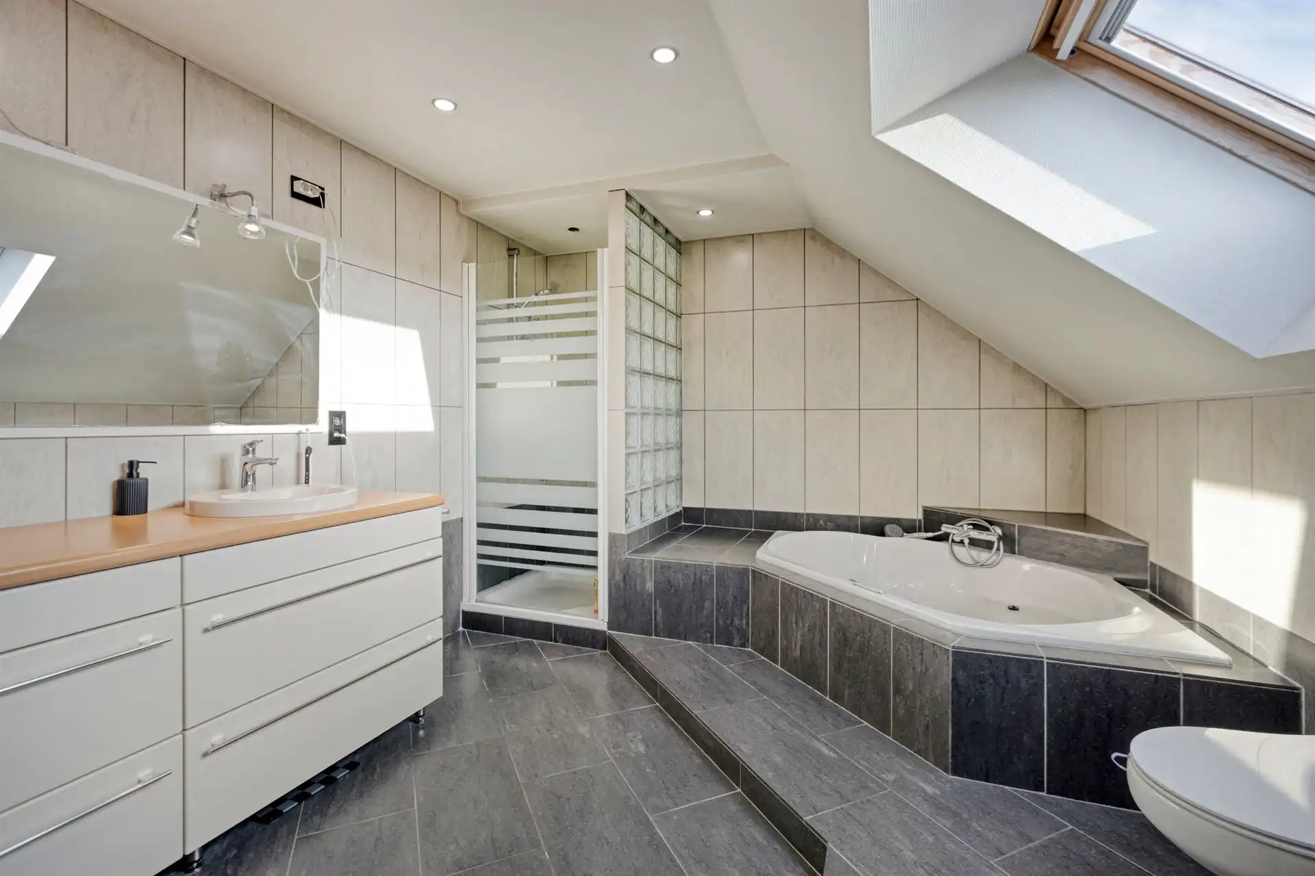 Gerenoveerde en energiezuinige woning met hoogwaardige afwerking in een rustige woonwijk te Wiemesmeer foto 24