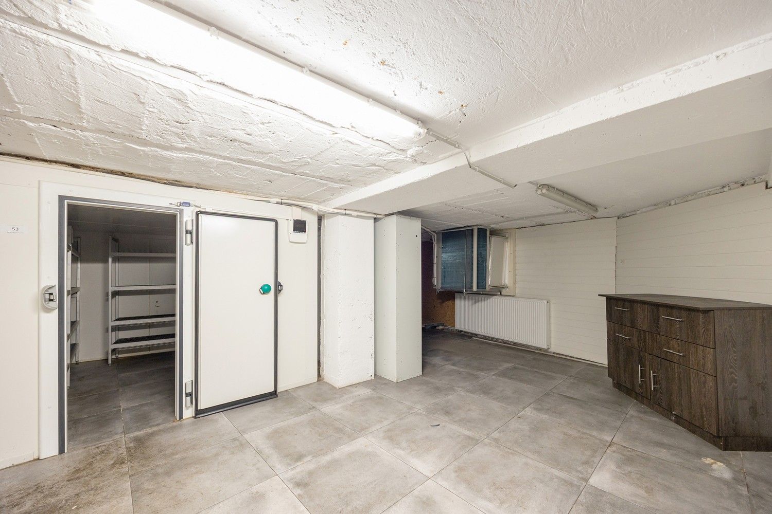 Handelsgelijkvloers te huur op uitstekende hoeklocatie foto 9