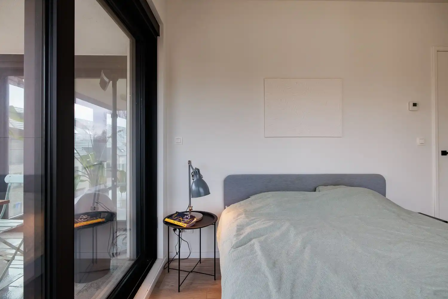 Recent en lichtrijk 2-slaapkamerappartement met garage foto 14