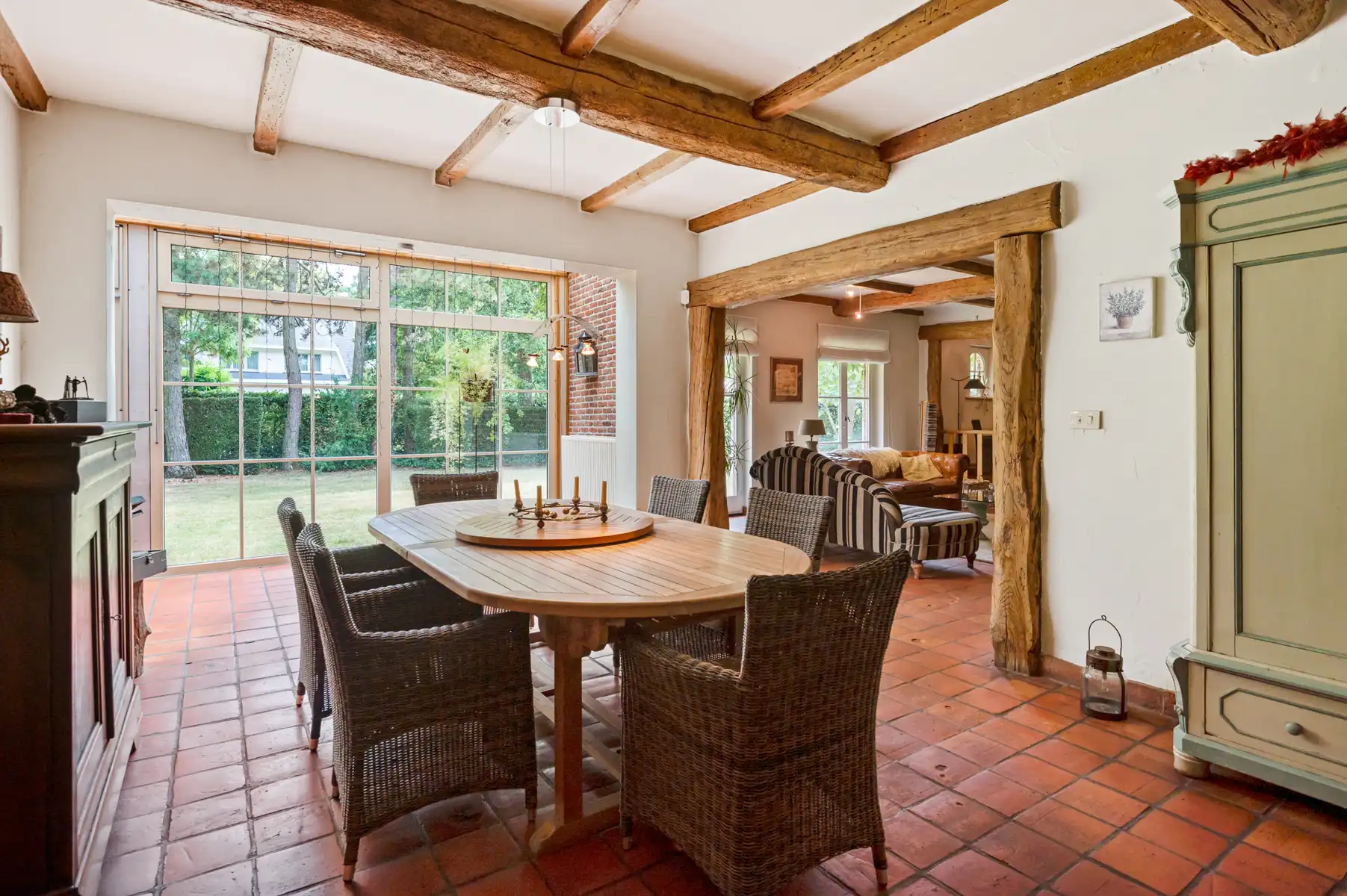 Ruime villa met aparte praktijkruimte op ca. 2.168 m2. foto 6