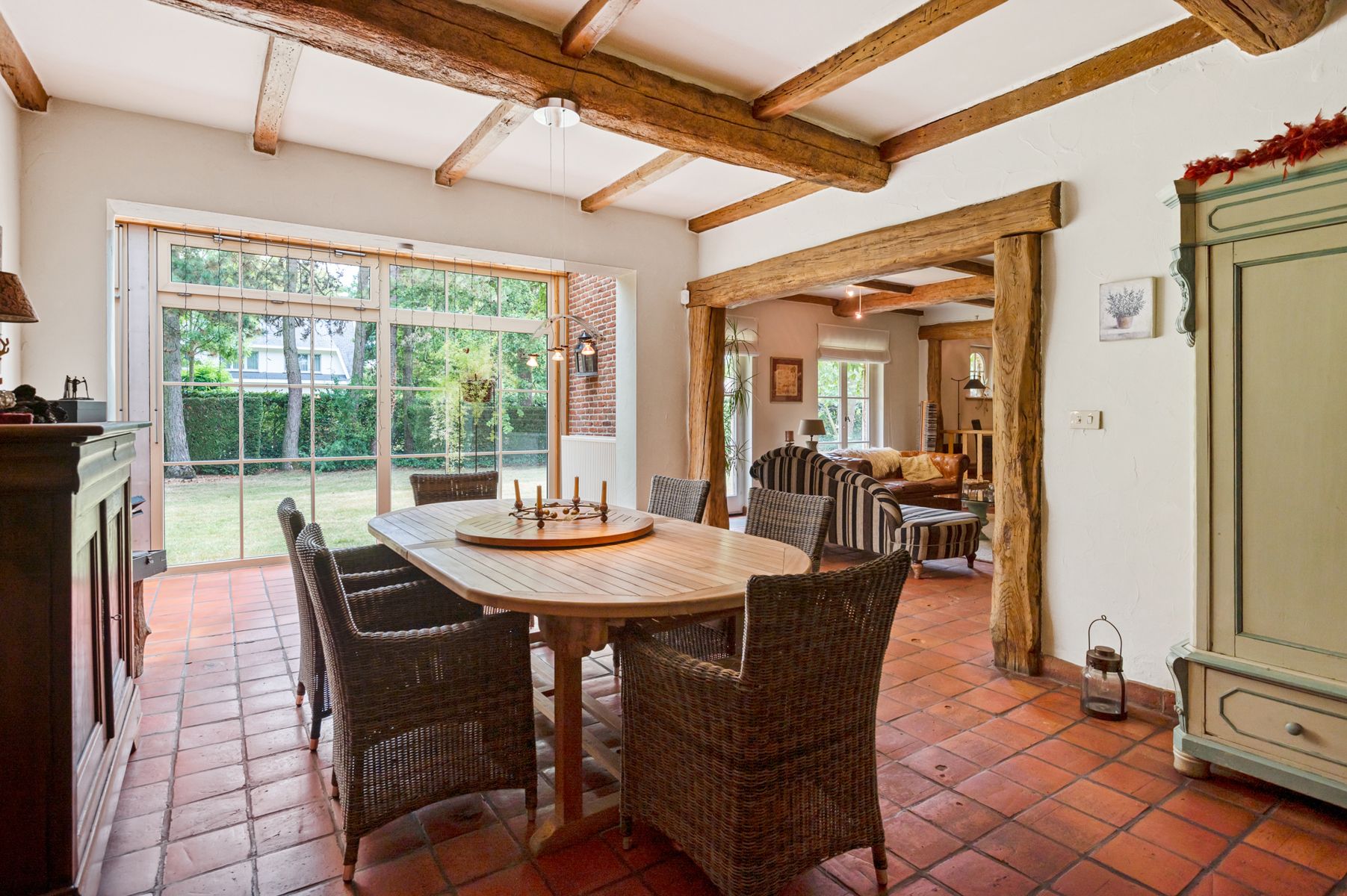 Ruime villa met aparte praktijkruimte op ca. 2.168 m2. foto 6