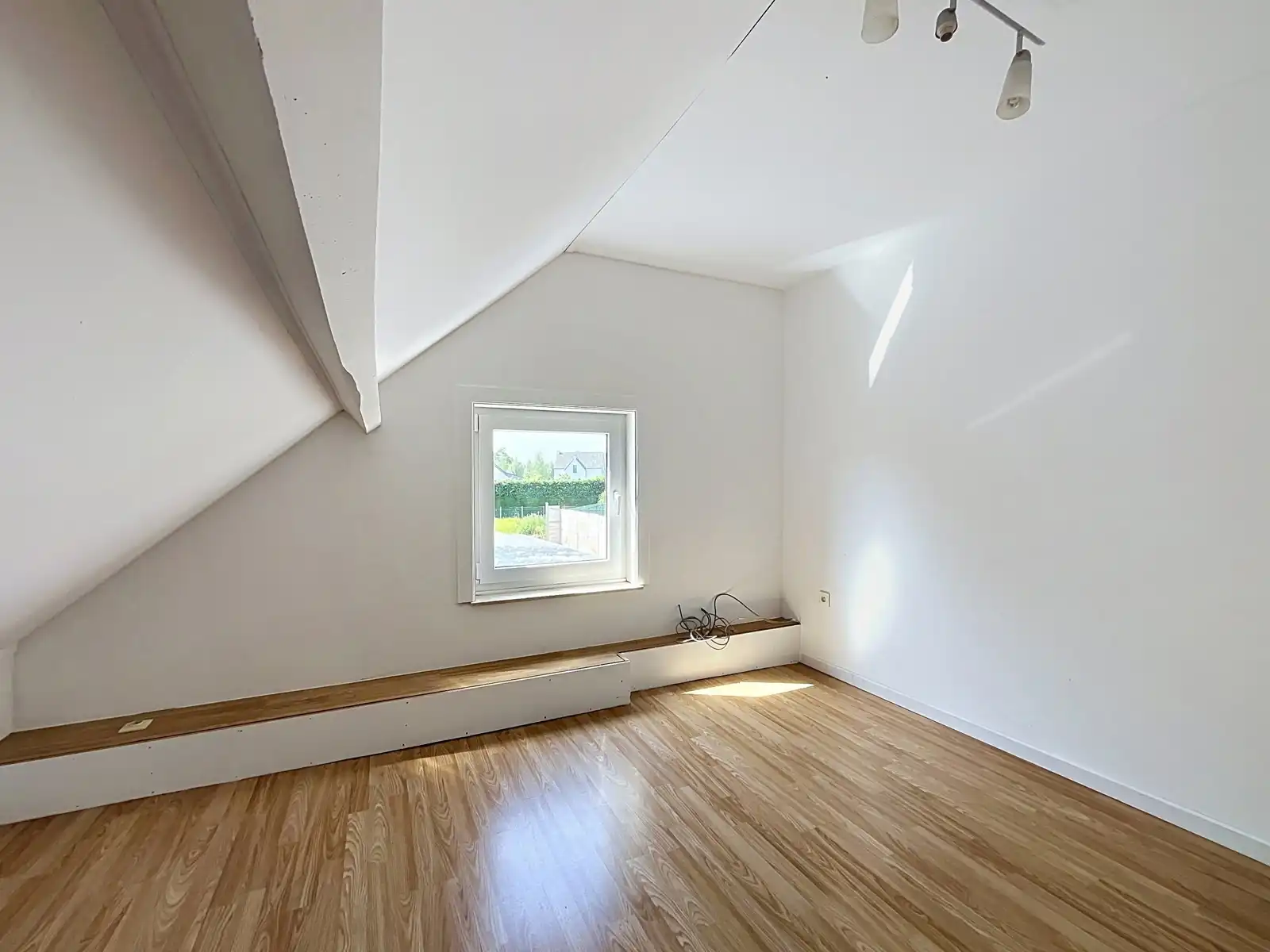 Charmante en opgefriste woning te Nieuwerkerken foto 13