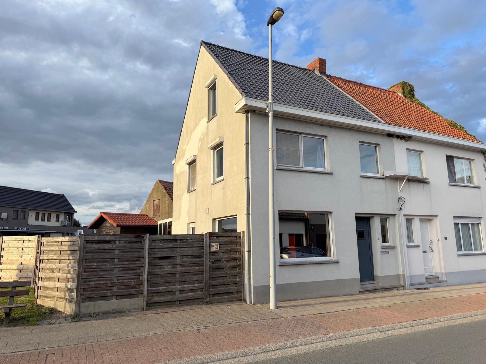Half open woning met 4 slaapkamers, tuin en garage foto 34