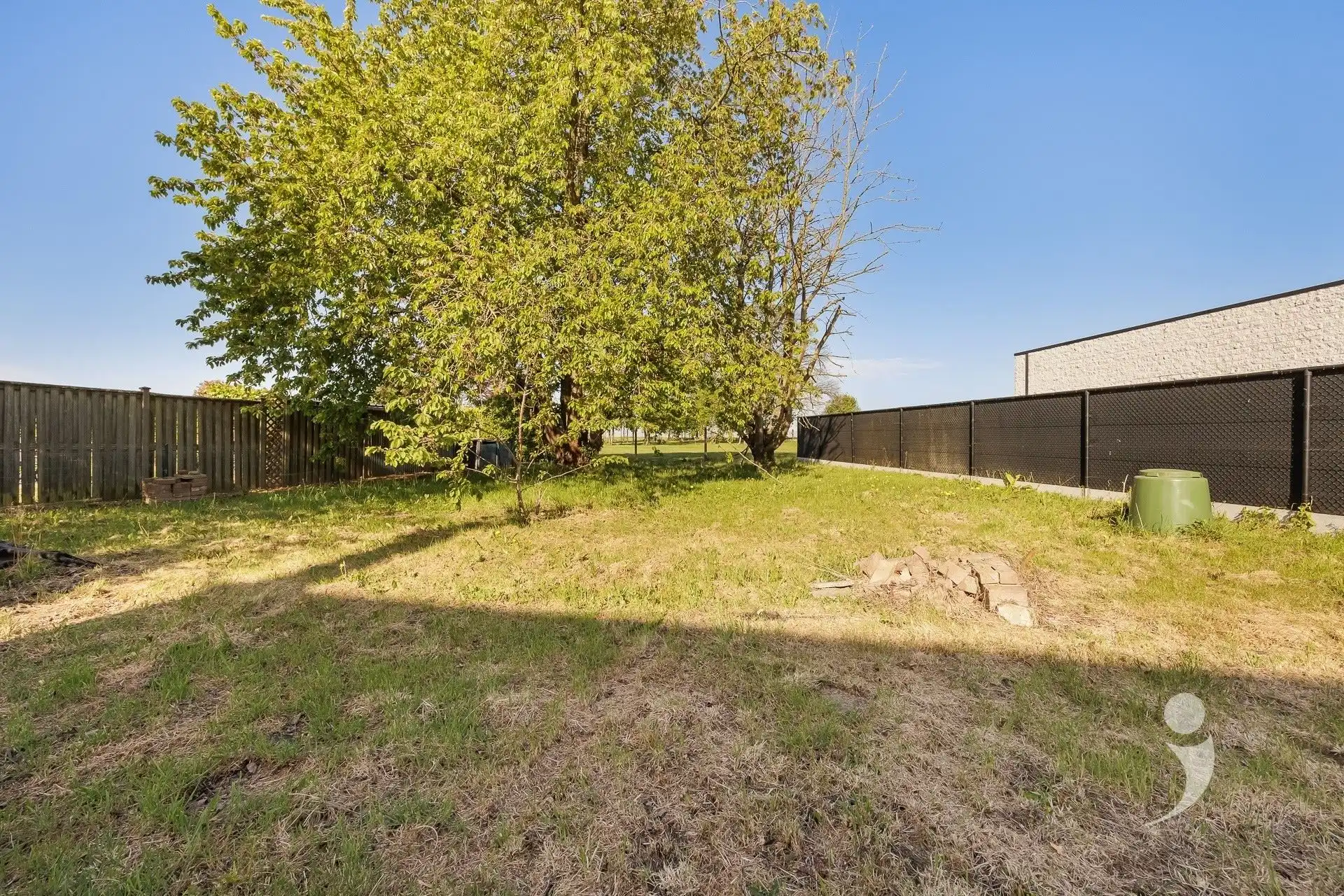Ruime te renoveren woning met 3 slaapkamers foto 20