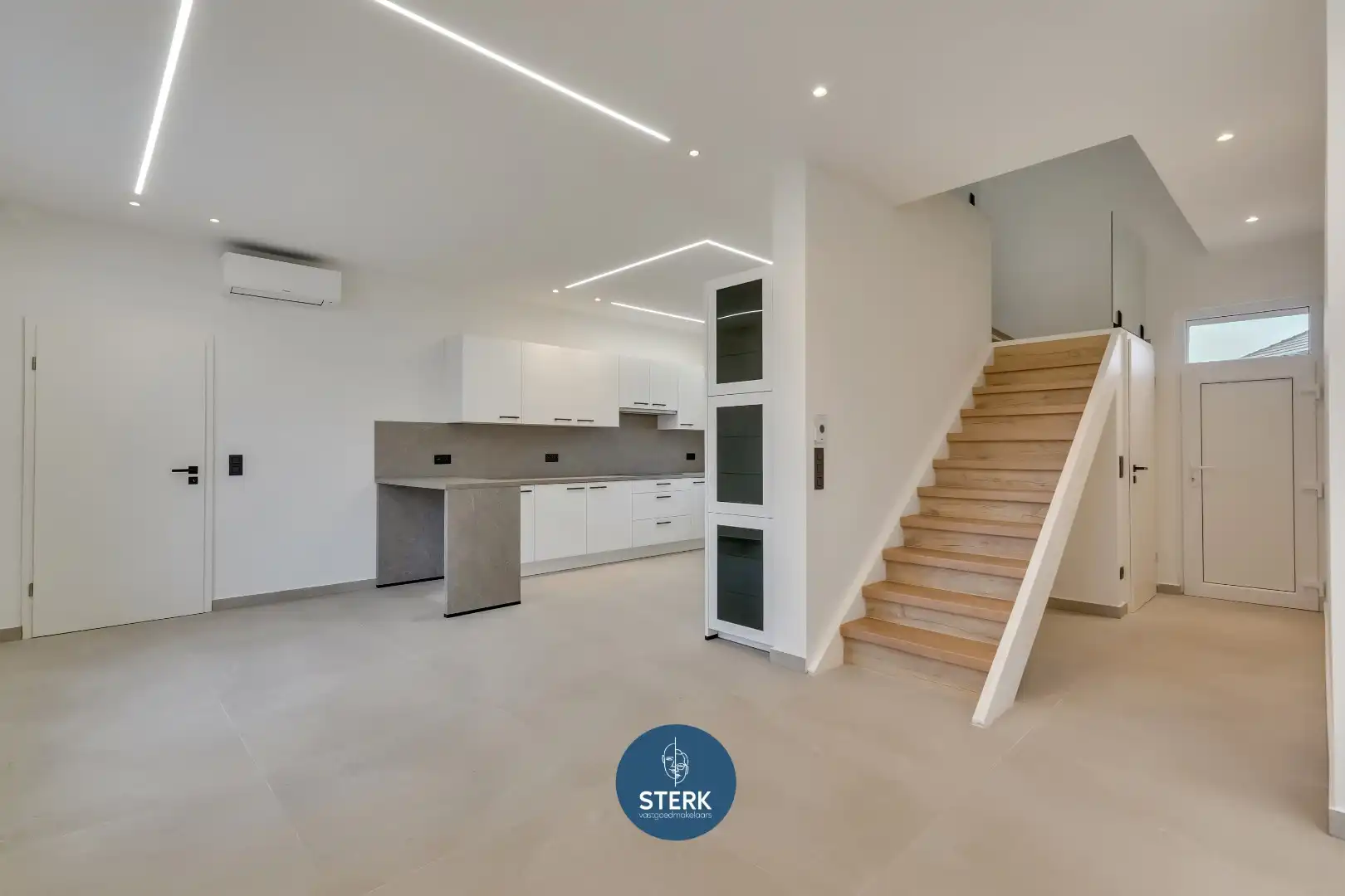 MODERN GERENOVEERDE GEZINSWONING MET 5 SLPKS + 2 BADKAMERS TE LANAKEN !  foto 2