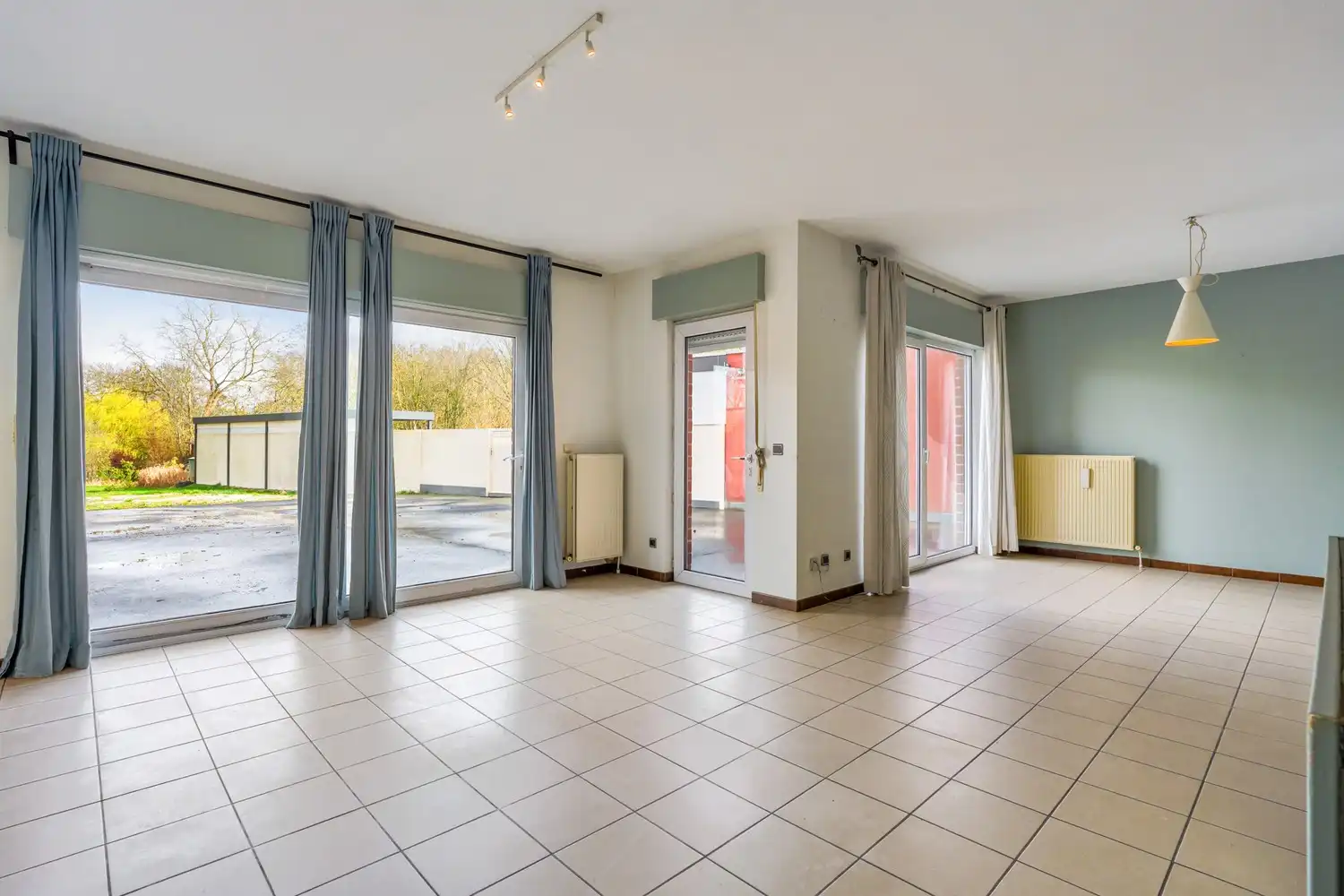 Gelijkvloers appartement met 2 slaapkamers, een ruim terras, 2 autostaanplaatsen, een kelder en een tuin grenzend aan de Vijvers van Bellefroid te Leuven! foto 7