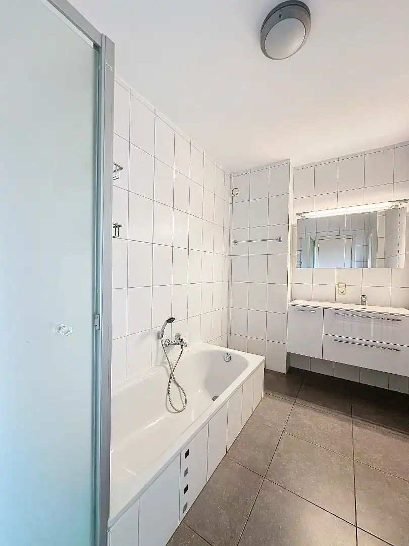 Instapklaar appartement met terras en garagebox! foto 6