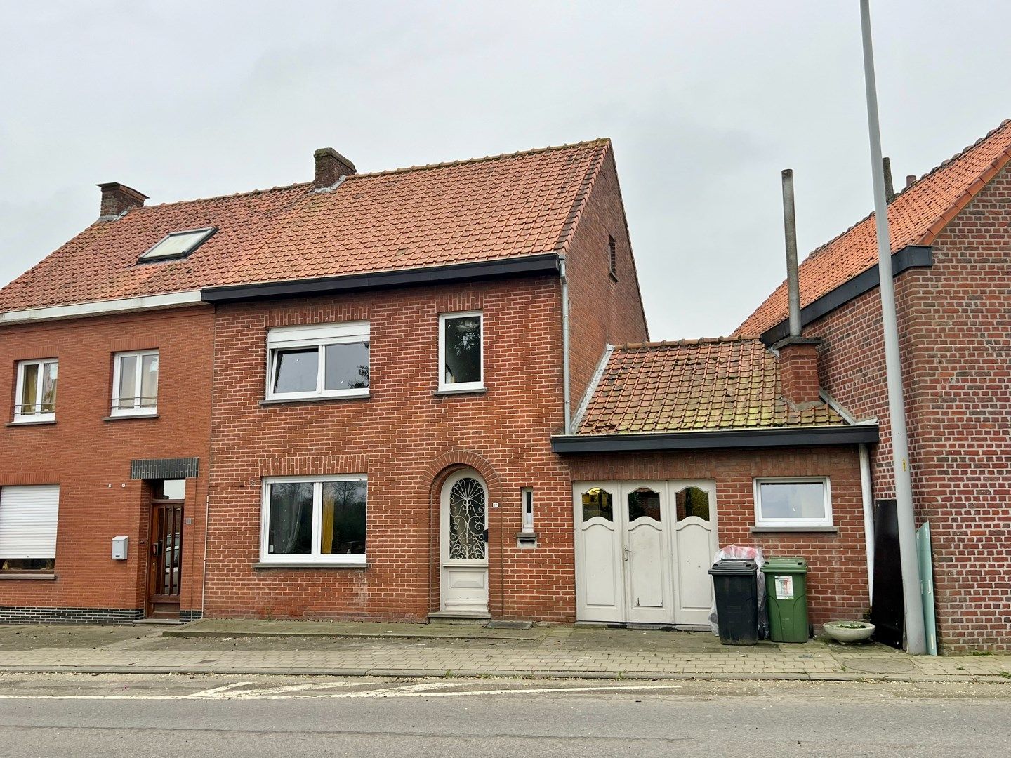 Hoofdfoto van de publicatie: Rijwoning met garage en zonnige tuin. 