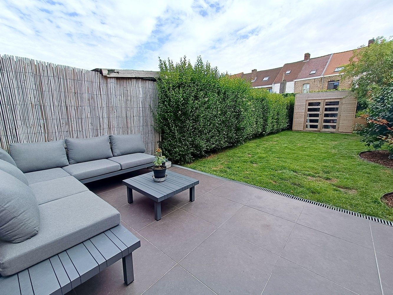Vooraan Assebroek, vlakbij het Station TOTAAL RECENT GERENOVEERD RUIM ENERGIEZUINIG BURGERSHUIS met 5 SLAAPKAMERS en ZUID-gerichte TUIN foto 2