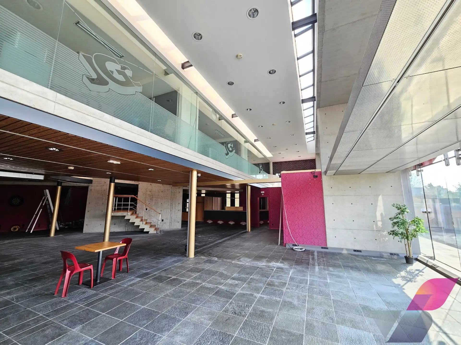 SEMI-INDUSTRIEEL GEBOUW OP ZICHTLOCATIE foto 3