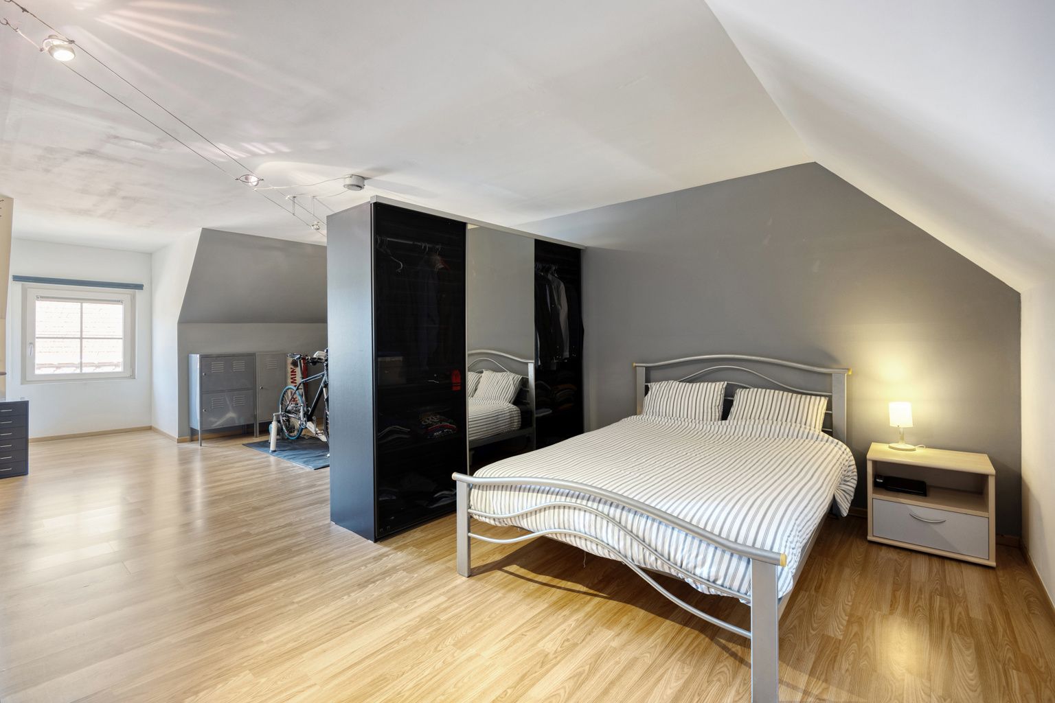  Instapklare recente woning met tuintje en carport foto 25