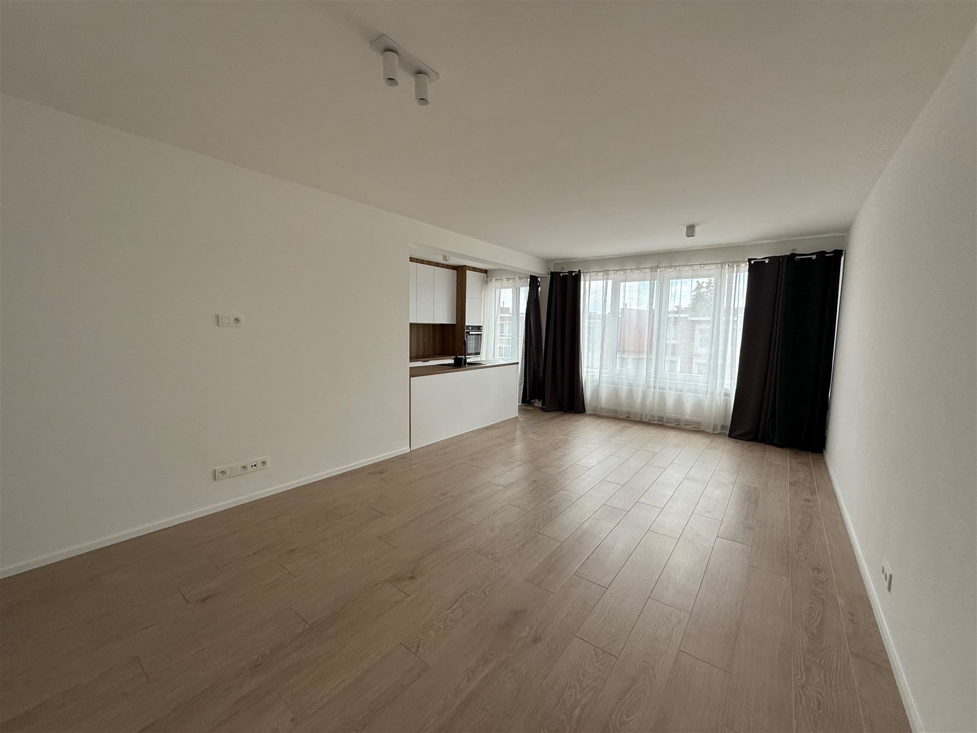 Gerenoveerd 2 slaapkamer appartement met terras foto 2