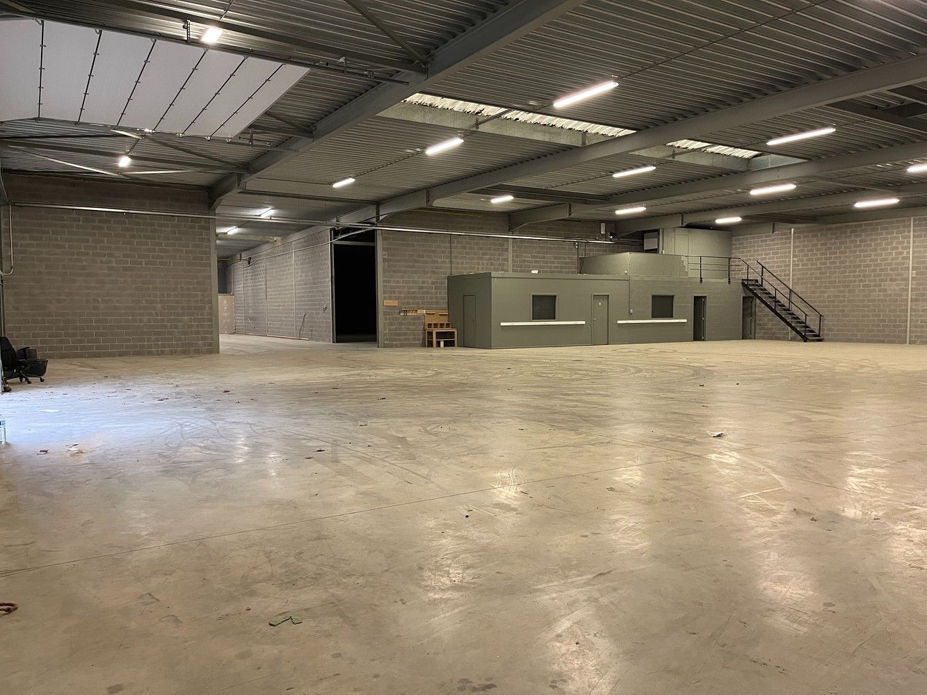 750m² opslagruimte met kantoor foto 11