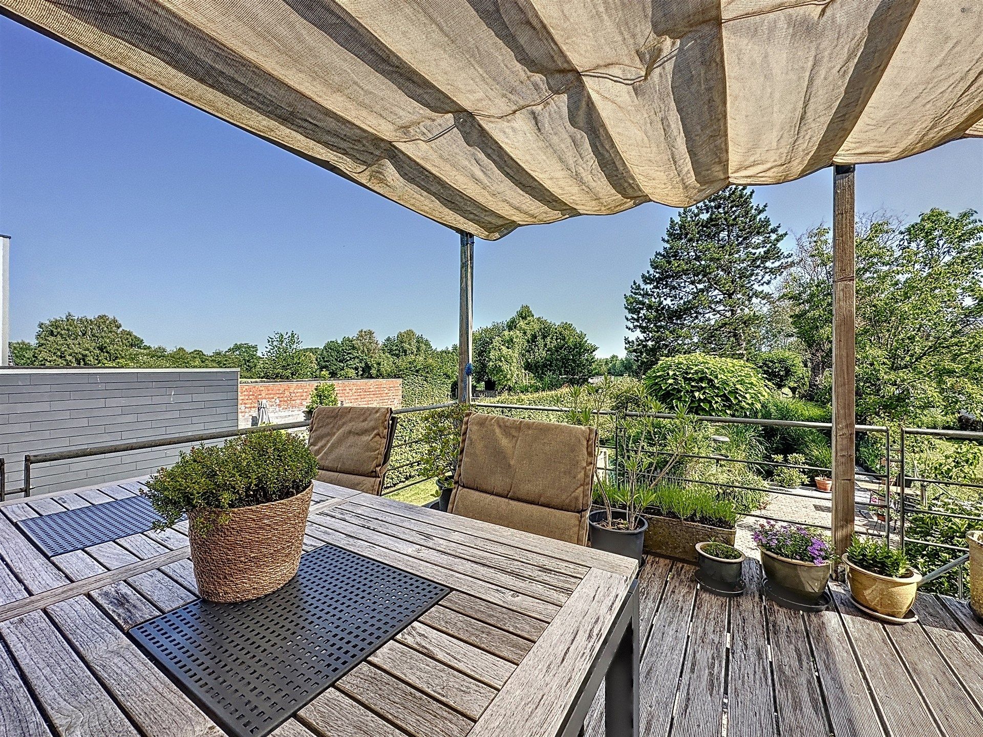 Lichtrijke, instapklare woning met ruime garage en fantastisch uitzicht in Kruibeke. foto 4