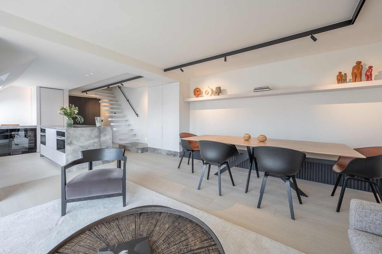 Zonnig gerenoveerd appartement met zuidwest gericht terras en open zicht op wandelafstand van het strand in hartje Zoute. foto 11