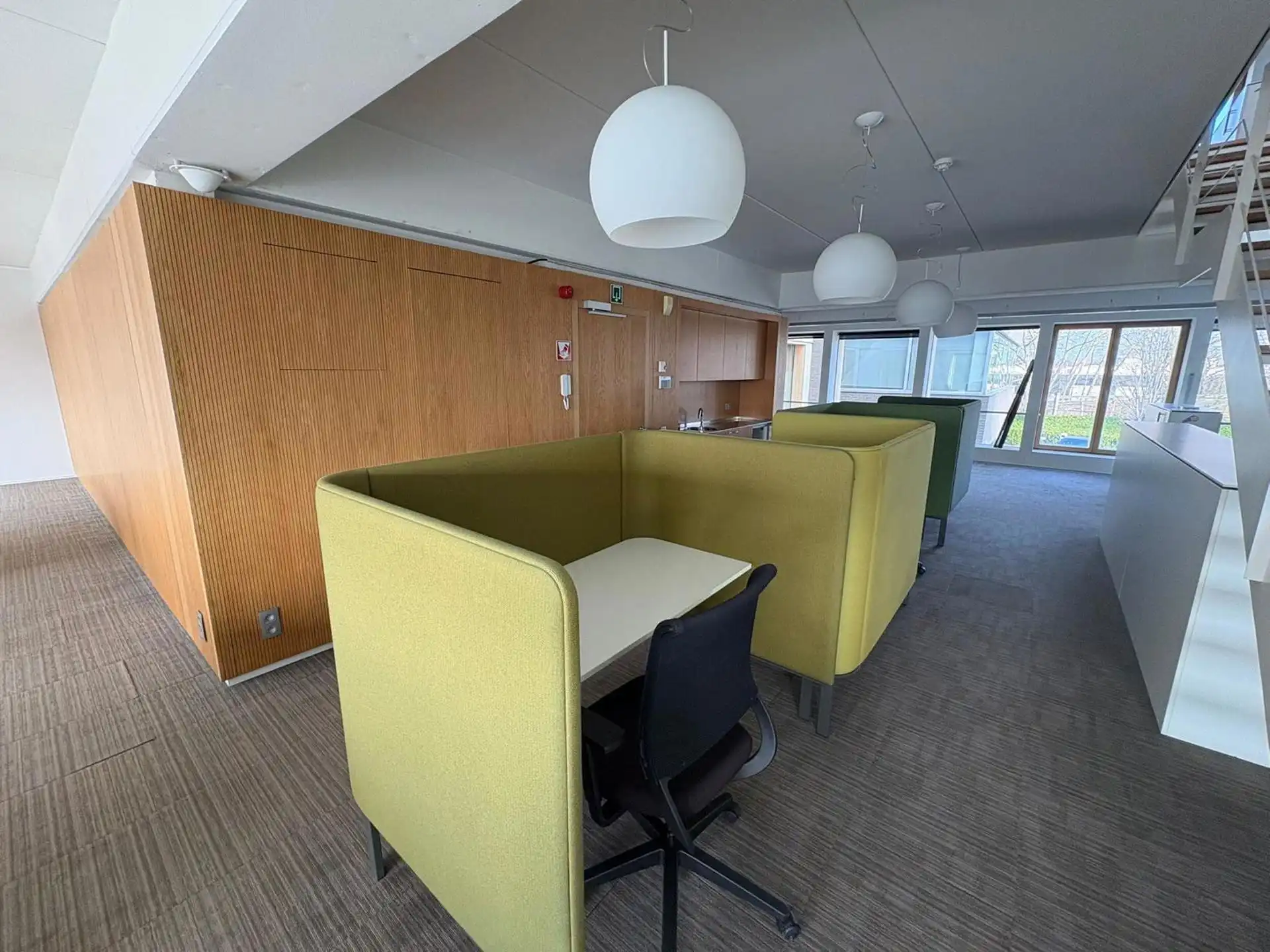 Instapklaar kantoor 622 m² met parking langs de E313 foto 11
