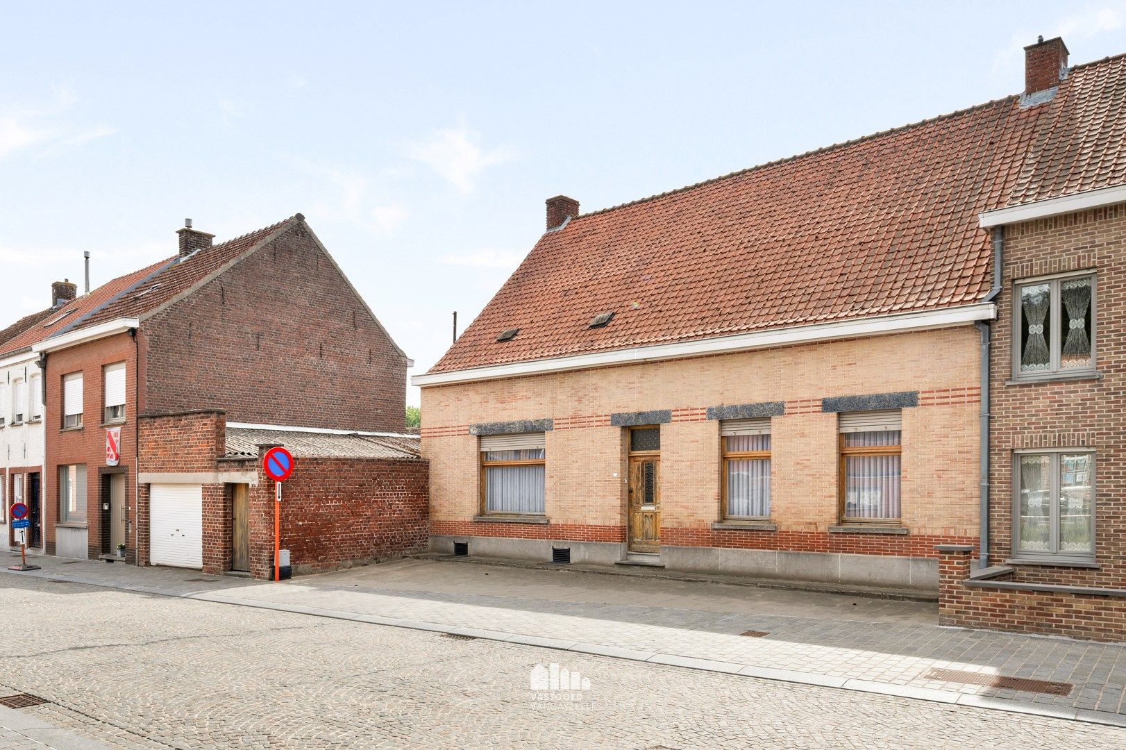 Te renoveren karaktervolle woning met garage in de dorpskern op een perceel van 1.180m².   foto 2