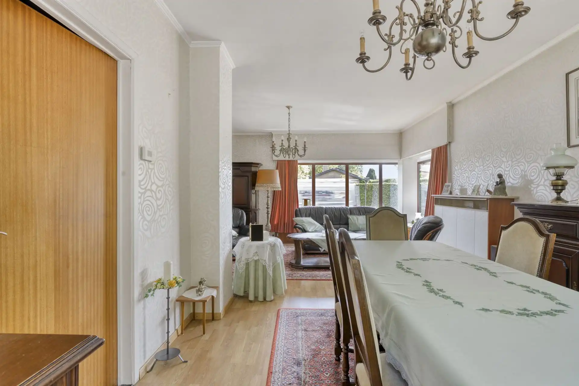 Te renoveren woning met 4 slaapkamers, 2 garages en tuin.  foto 7